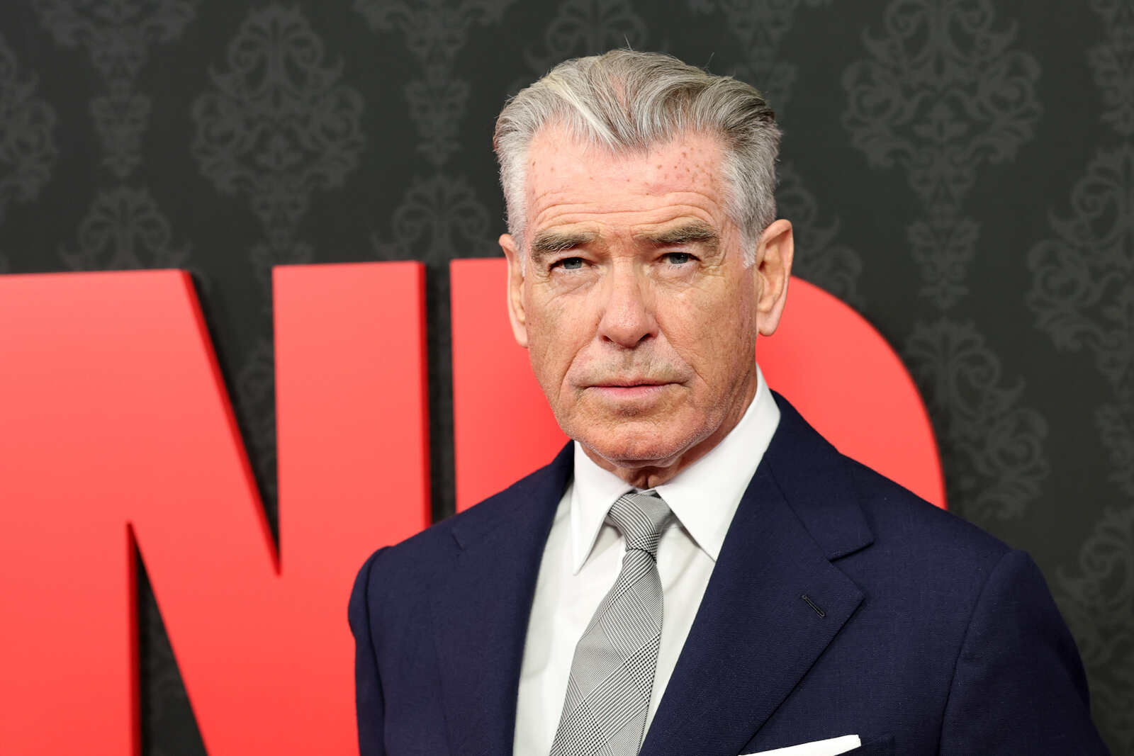 Pierce Brosnan posando