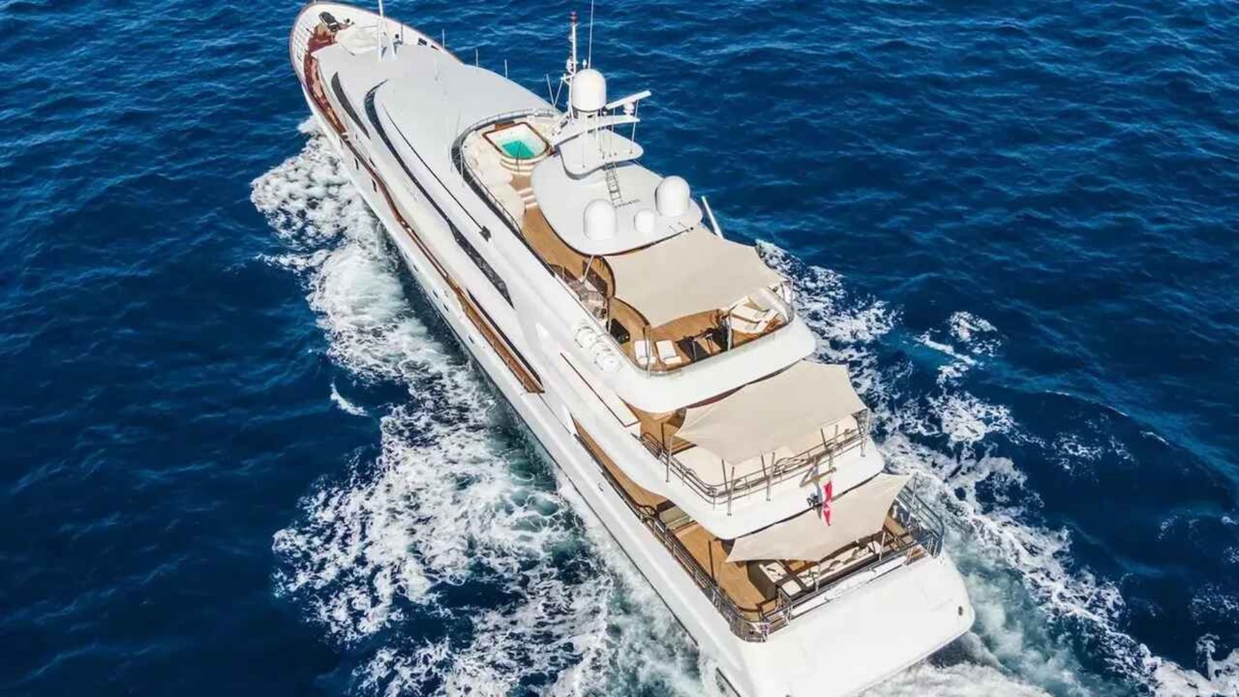 El yate más insólito de Ibiza: pista de golf con pelotas comestibles para peces por 250.000 € a la semana
