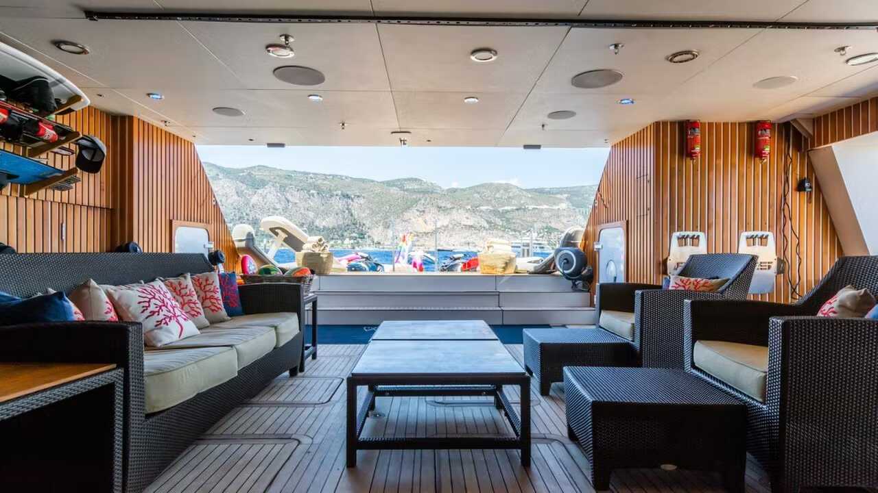 El yate más insólito de Ibiza: pista de golf con pelotas comestibles para peces por 250.000 € a la semana