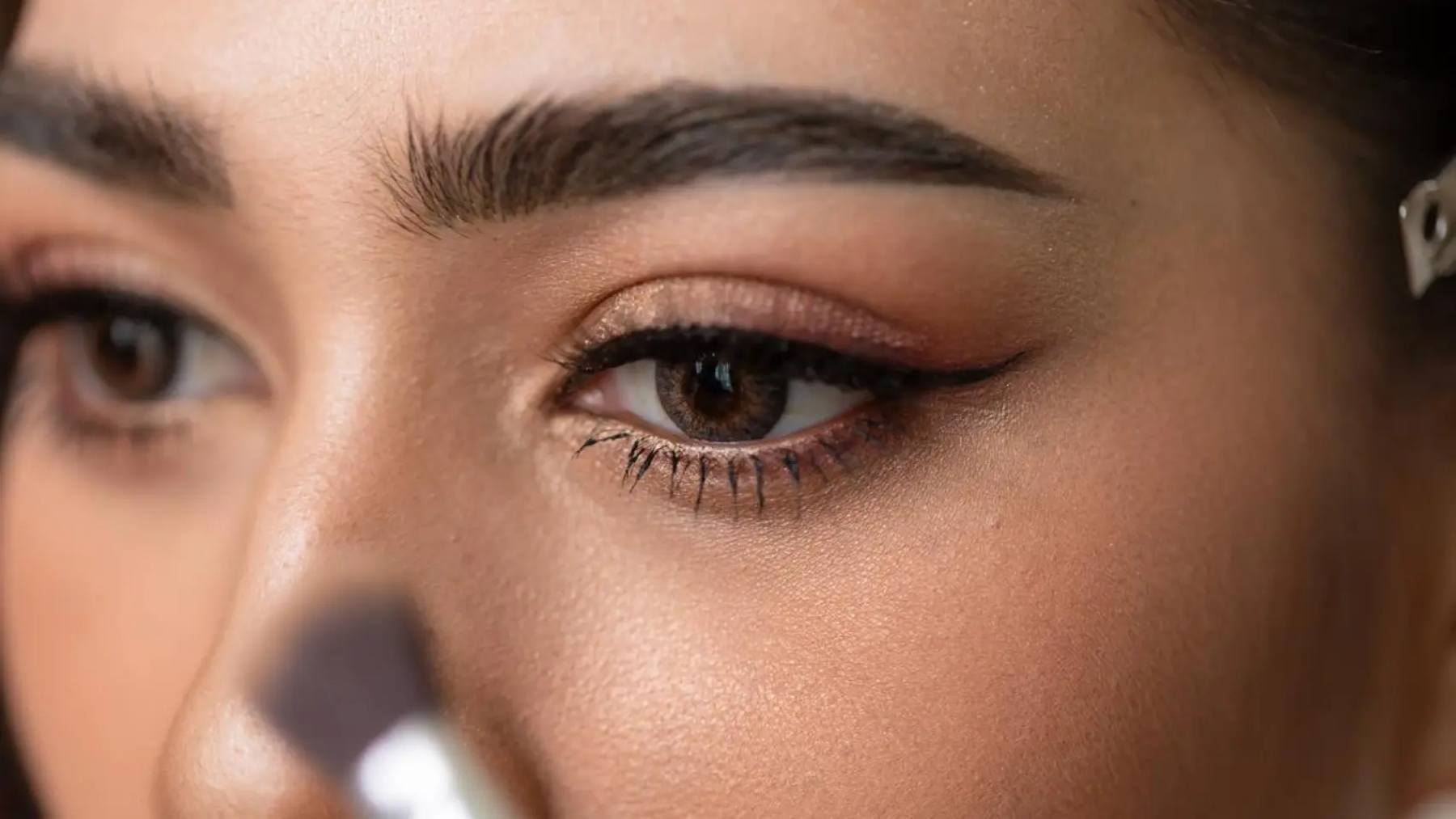 ‘Eyeliner’ según tu colorimetría: qué tonos realzan tu color de ojos (y cuáles deberías evitar)