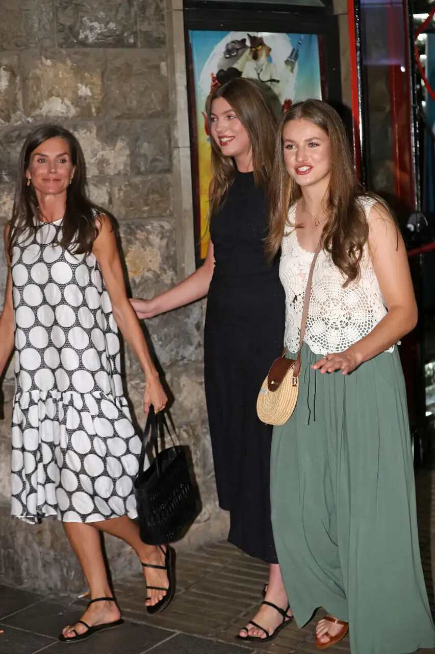 Por qué la Reina Letizia sigue fiel a Carolina Herrera: «Las españolas tienen un toque de distinción»