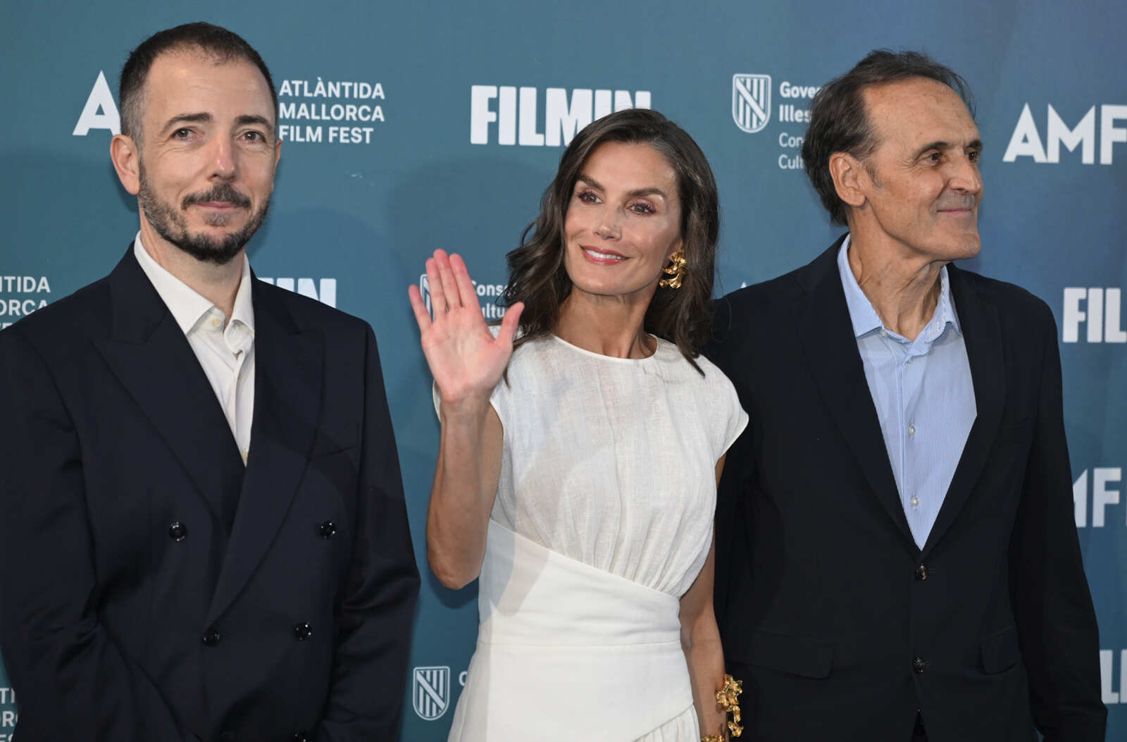 La Reina Letizia saludando