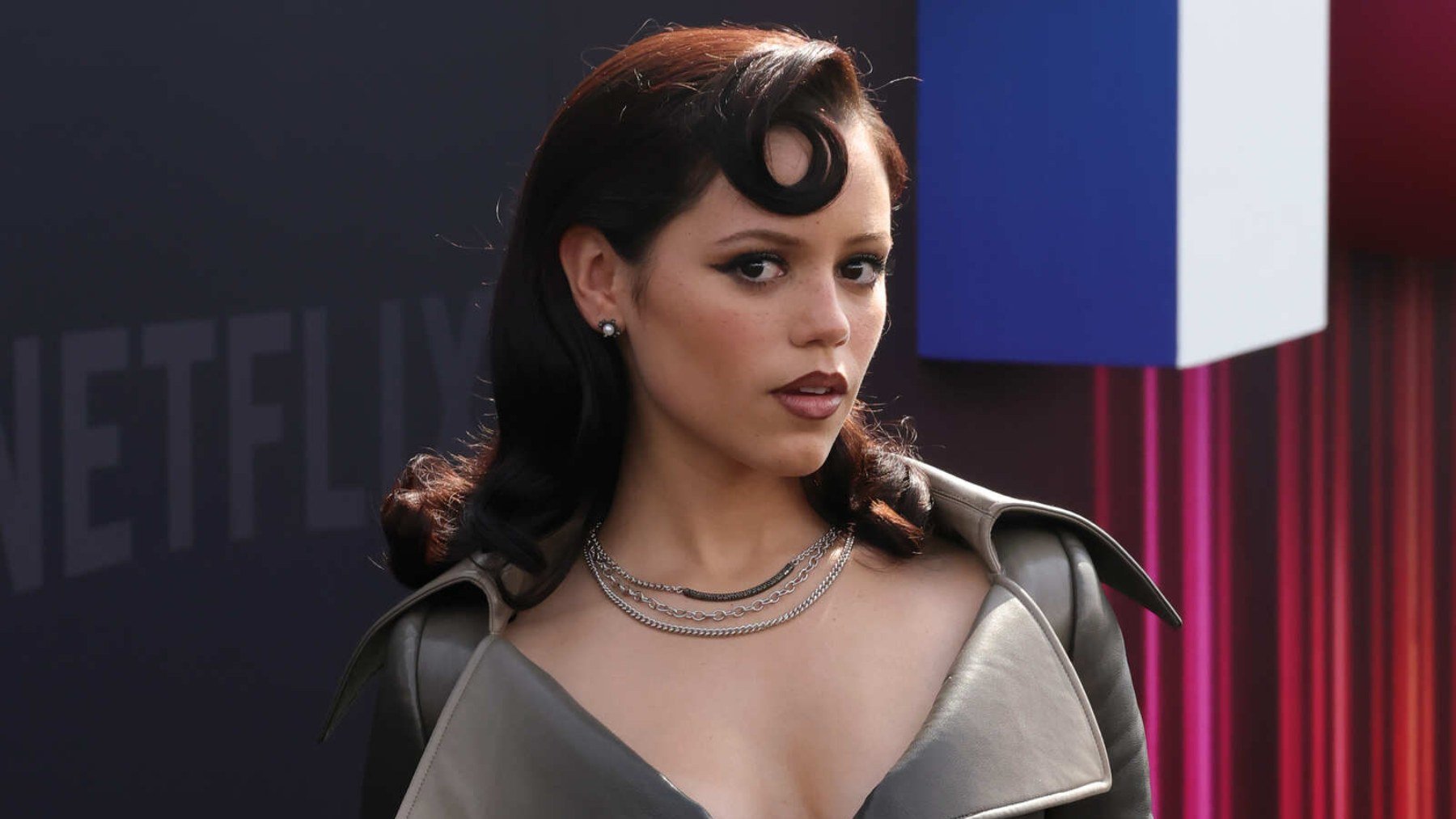Jenna Ortega posando con flequillo