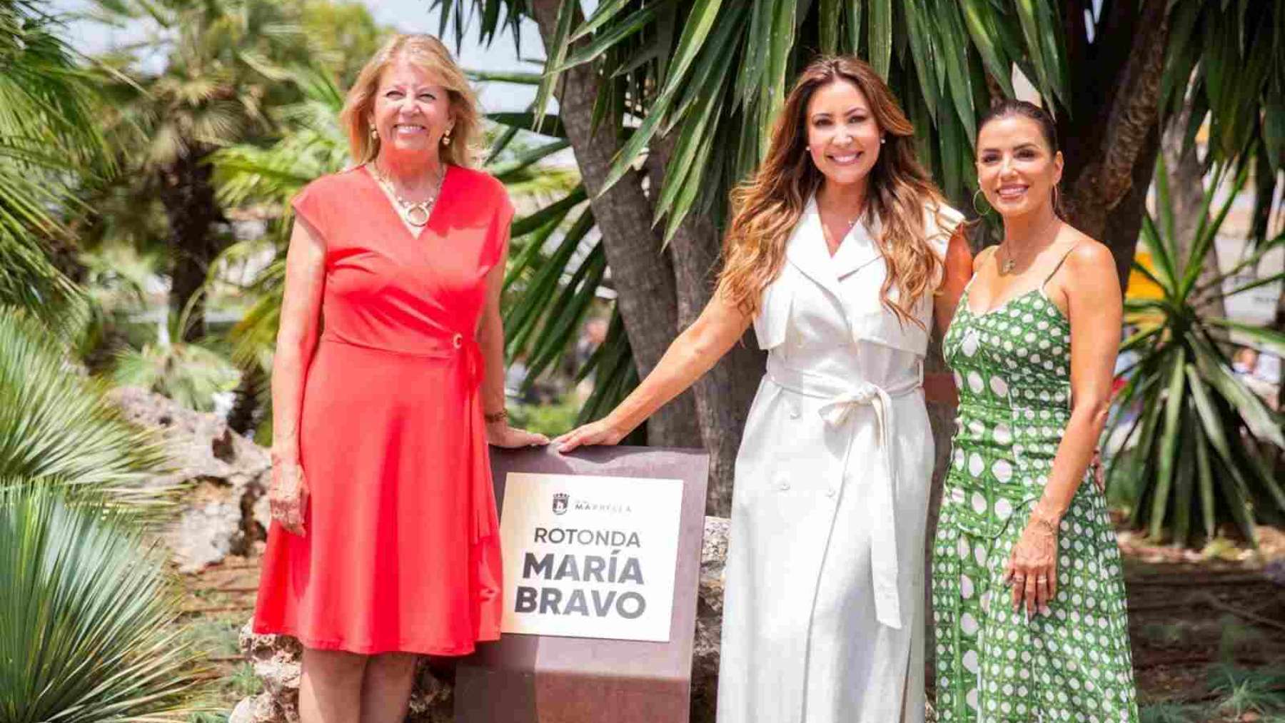 Eva Longoria posando con María Bravo