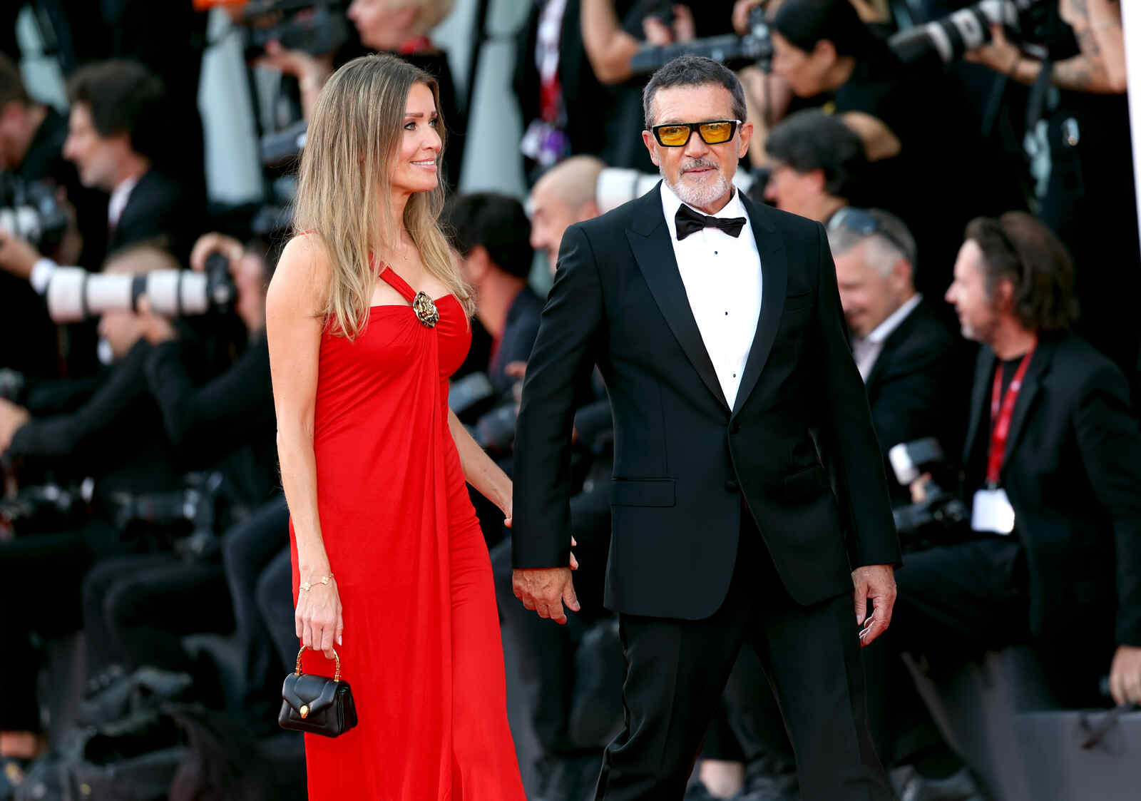 Antonio Banderas y Nicole Kimpbell posando
