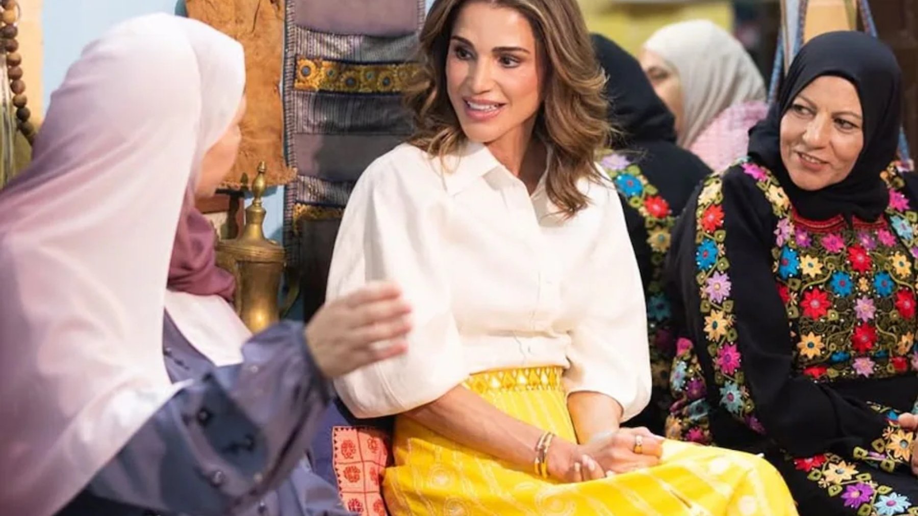 Rania de Jordania cree en la colorimetría y apuesta por el amarillo en sus ‘looks’