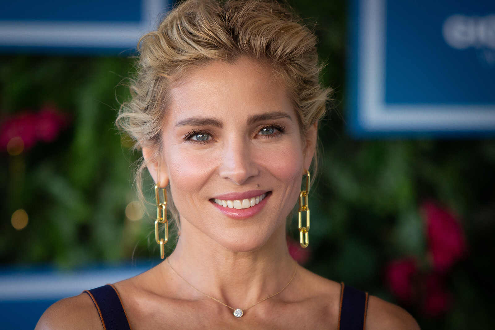 Elsa Pataky posando con la nariz del doctor Peñas