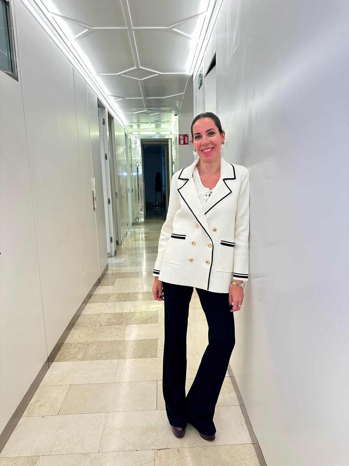 Doctora Carmen Peñas posando en un pasillo