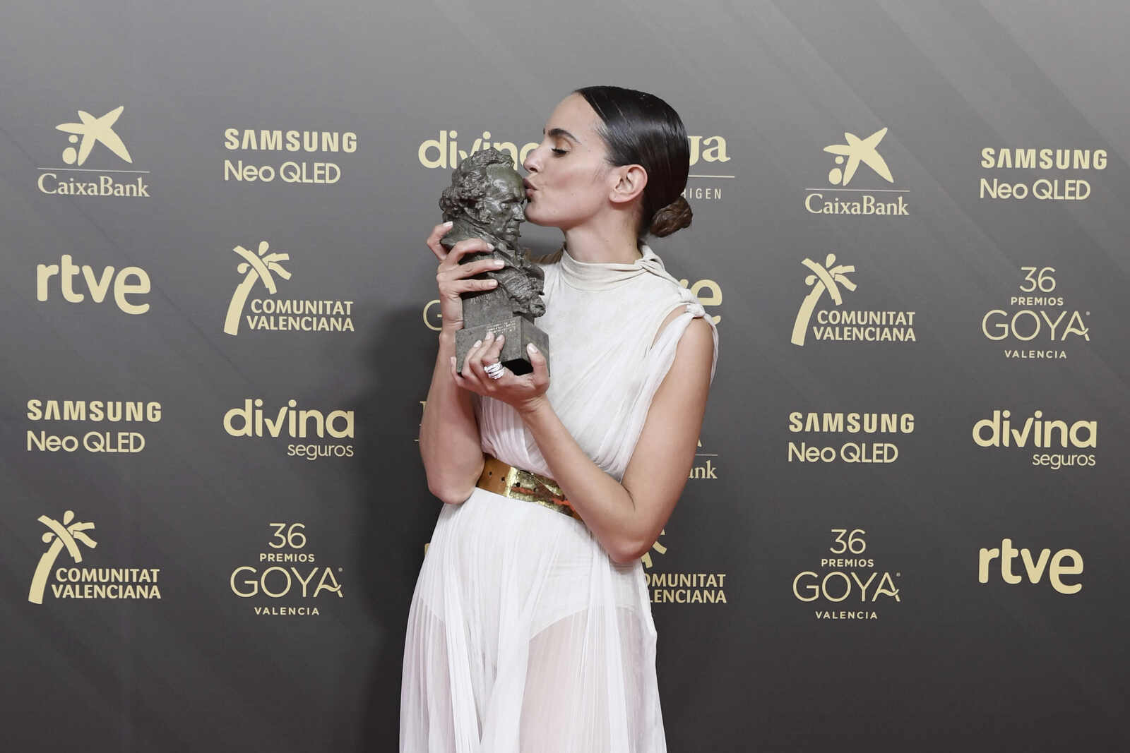 Verónica Echegui con un Goya