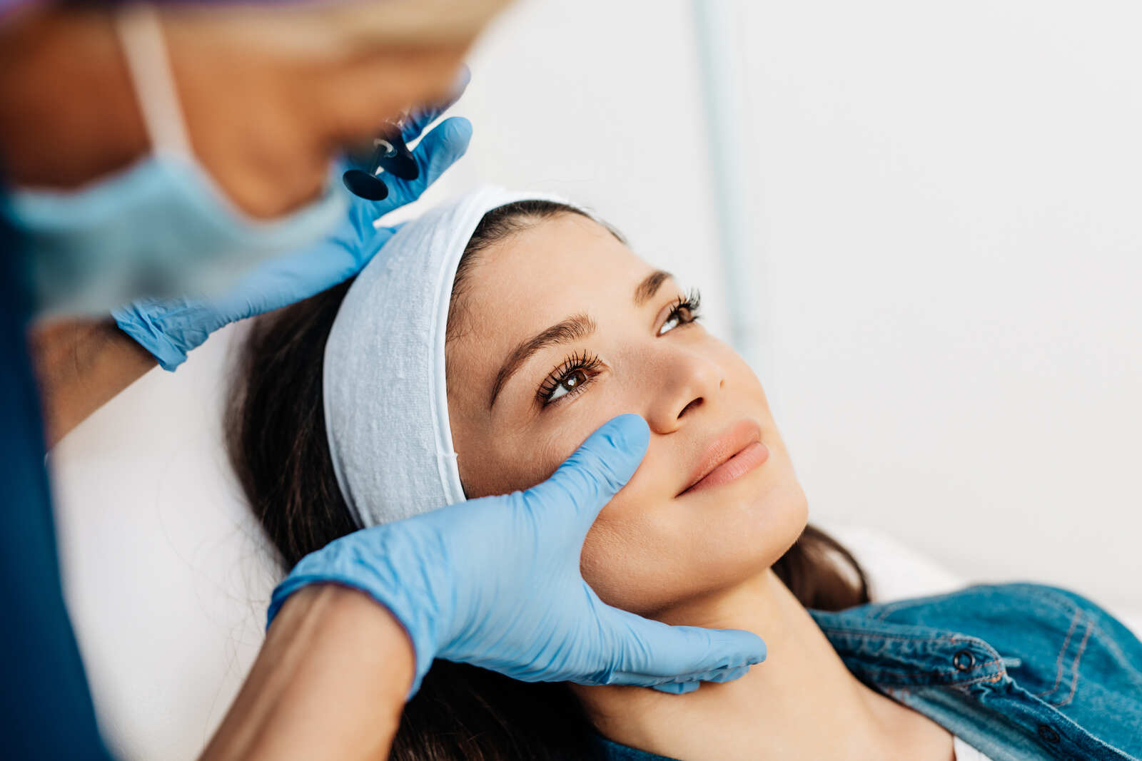 Mujer en clínica estética