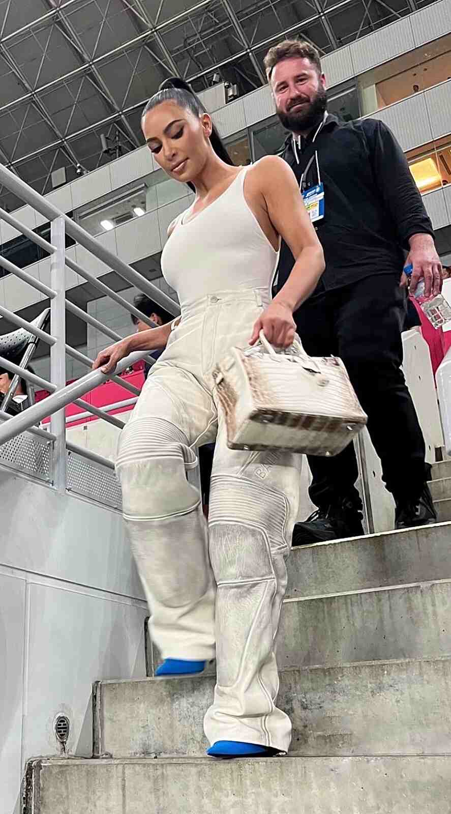 Kim Kardashian con uno de los bolsos más caros que un coche