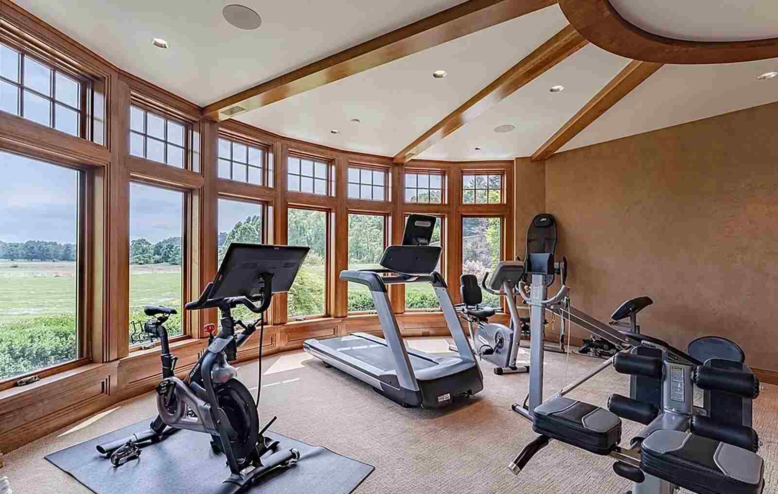 Gimnasio de la mansión de la pareja