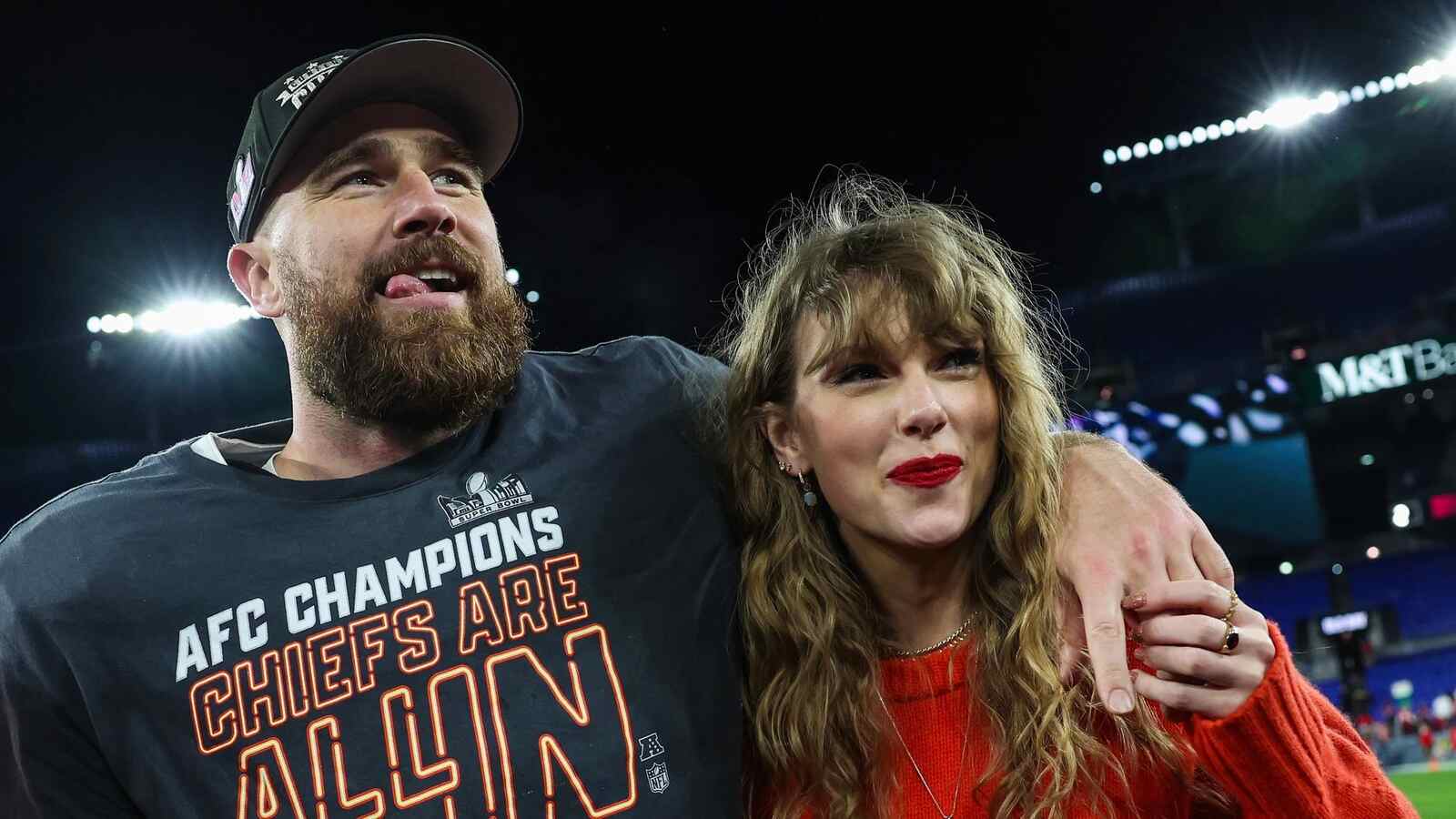 Travis Kelce y Taylor Swift abrazados