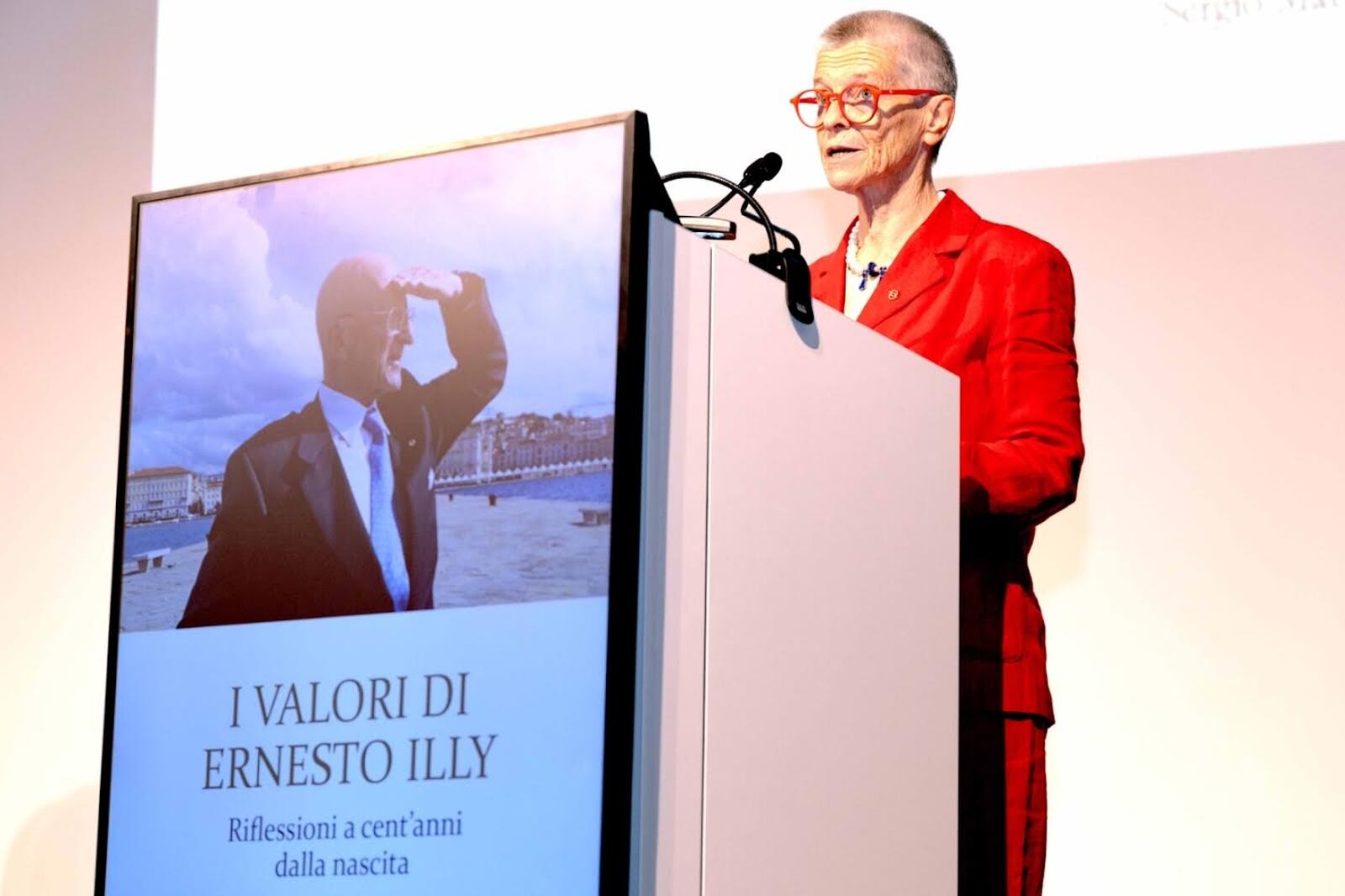 Anna Illy dando un discurso