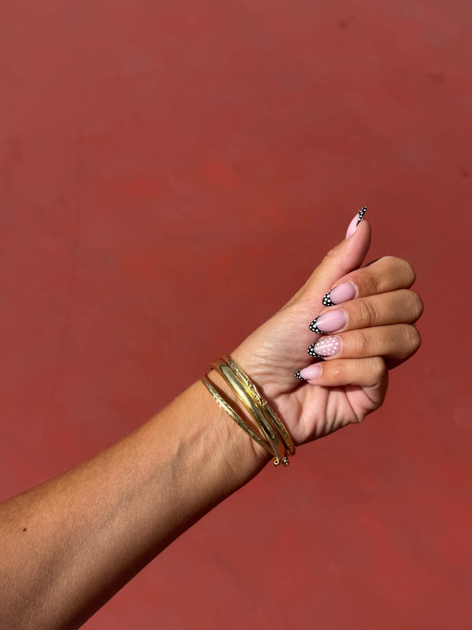 La manicura tendencia de Dua Lipa: las ‘polka dot nails’, el regreso más ‘cool’ de los lunares