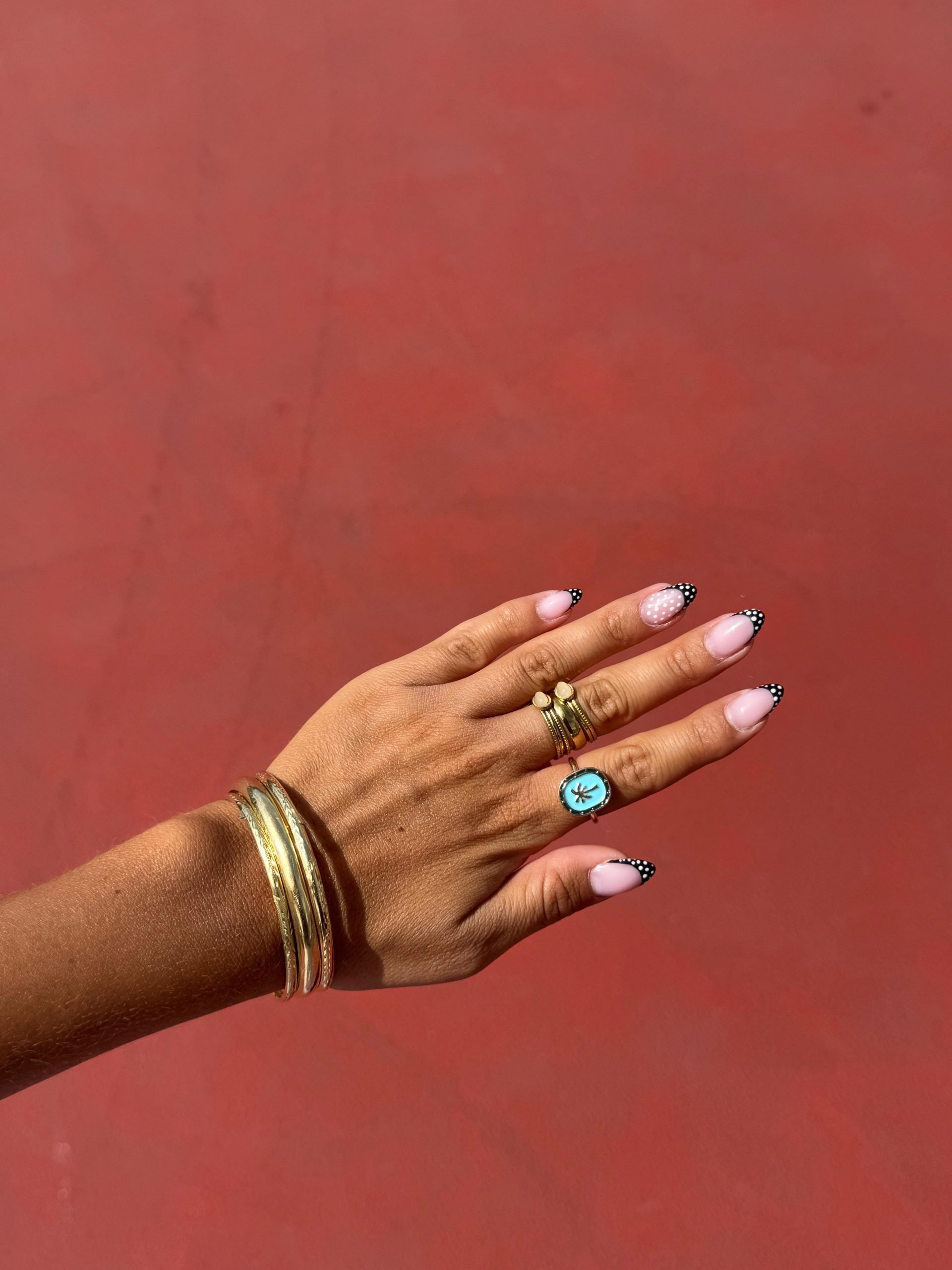 La manicura tendencia de Dua Lipa: las ‘polka dot nails’, el regreso más ‘cool’ de los lunares