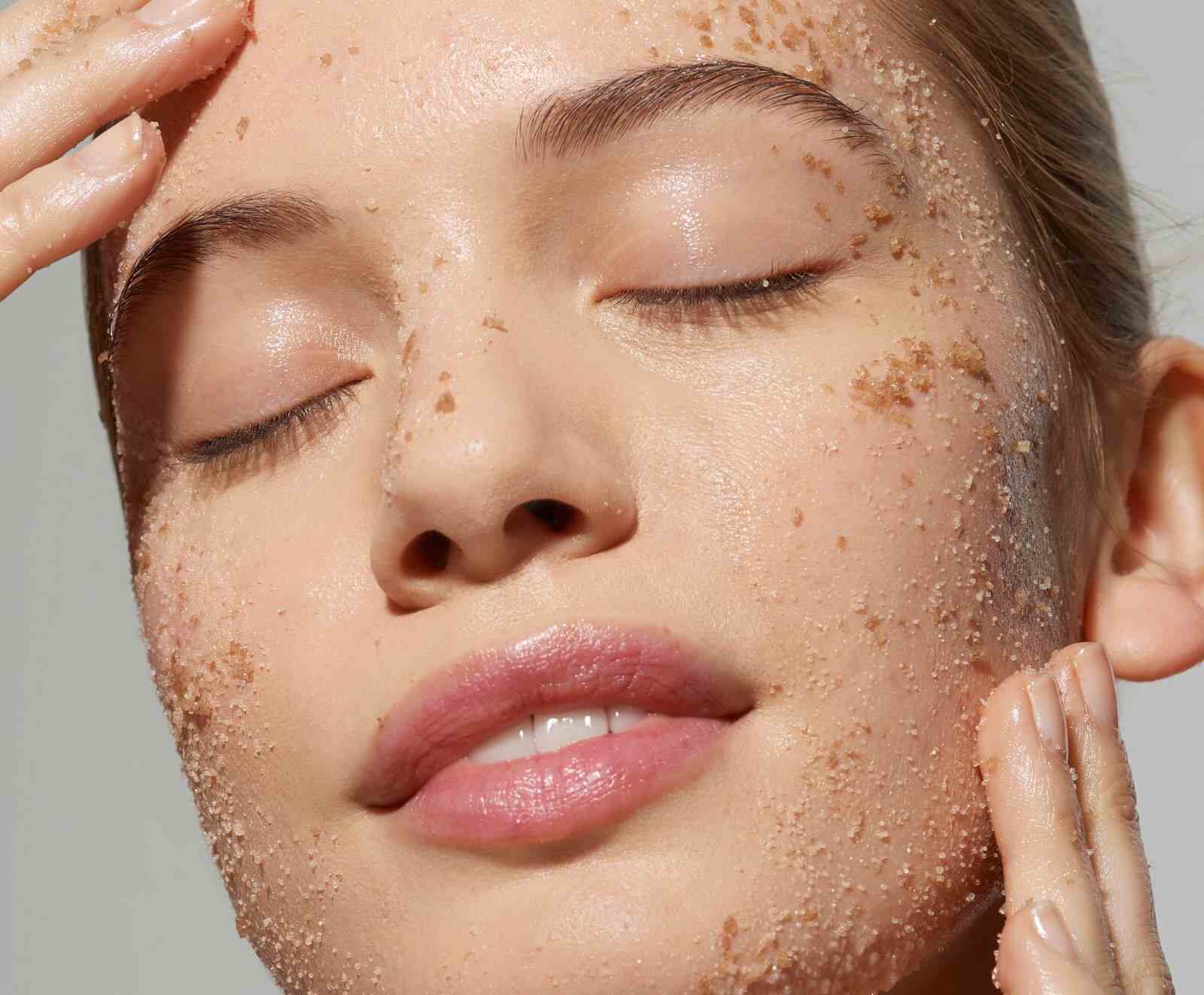 Mujer exfoliando la piel después del verano