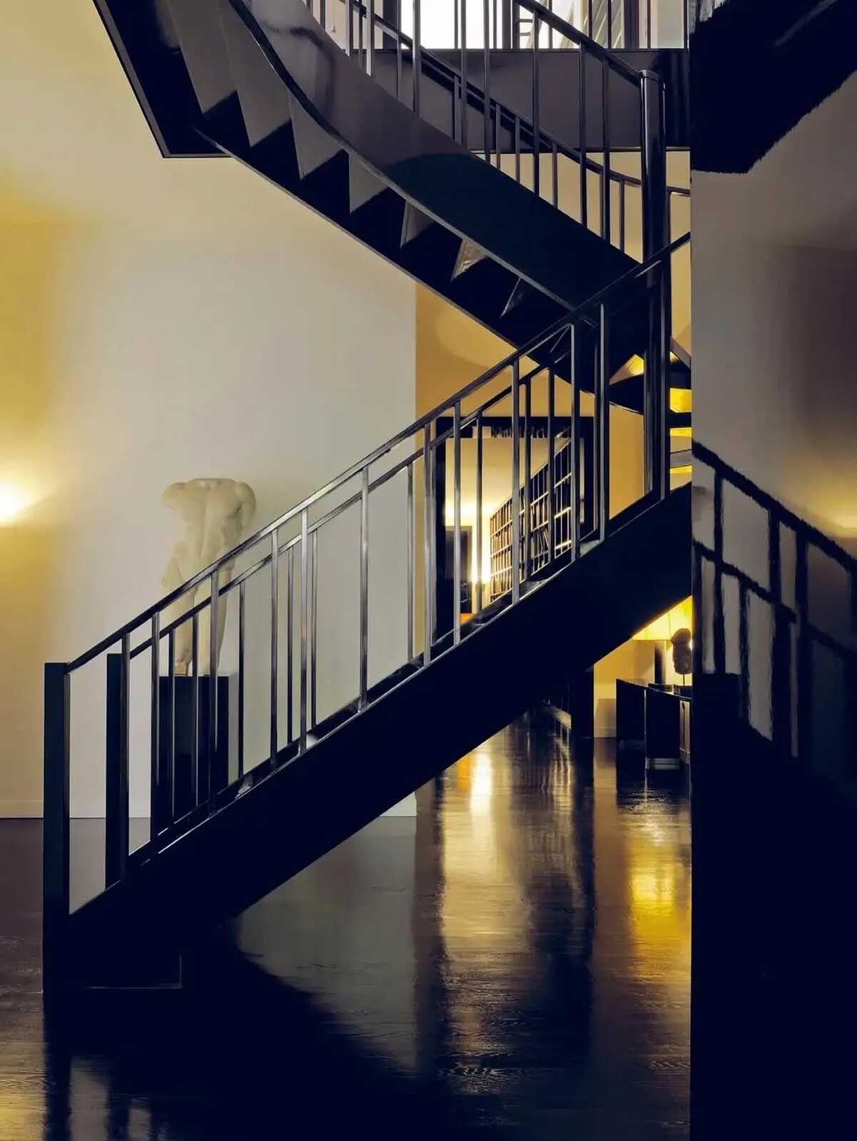 Escalera negra