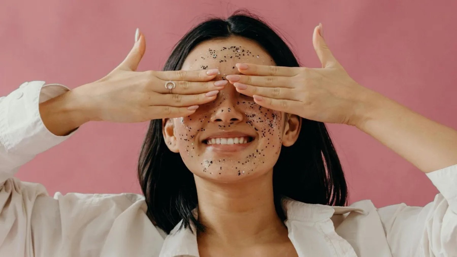Mujer exfoliándose después del verano
