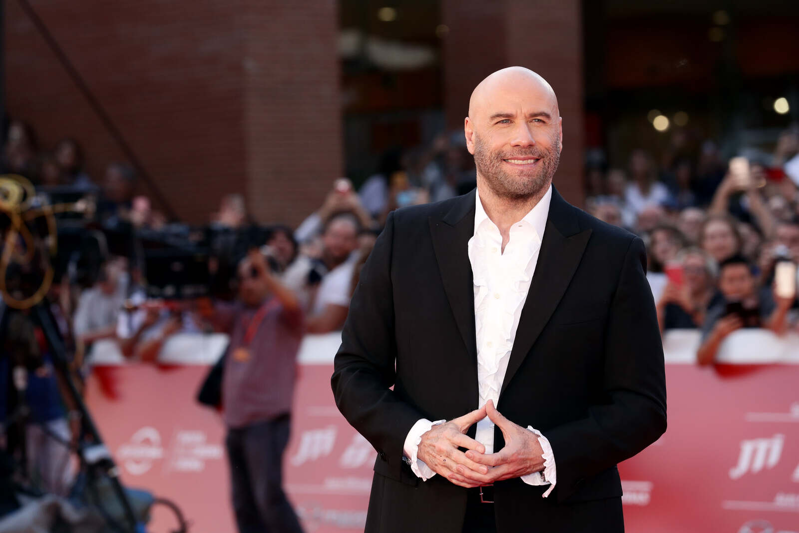 John Travolta posando