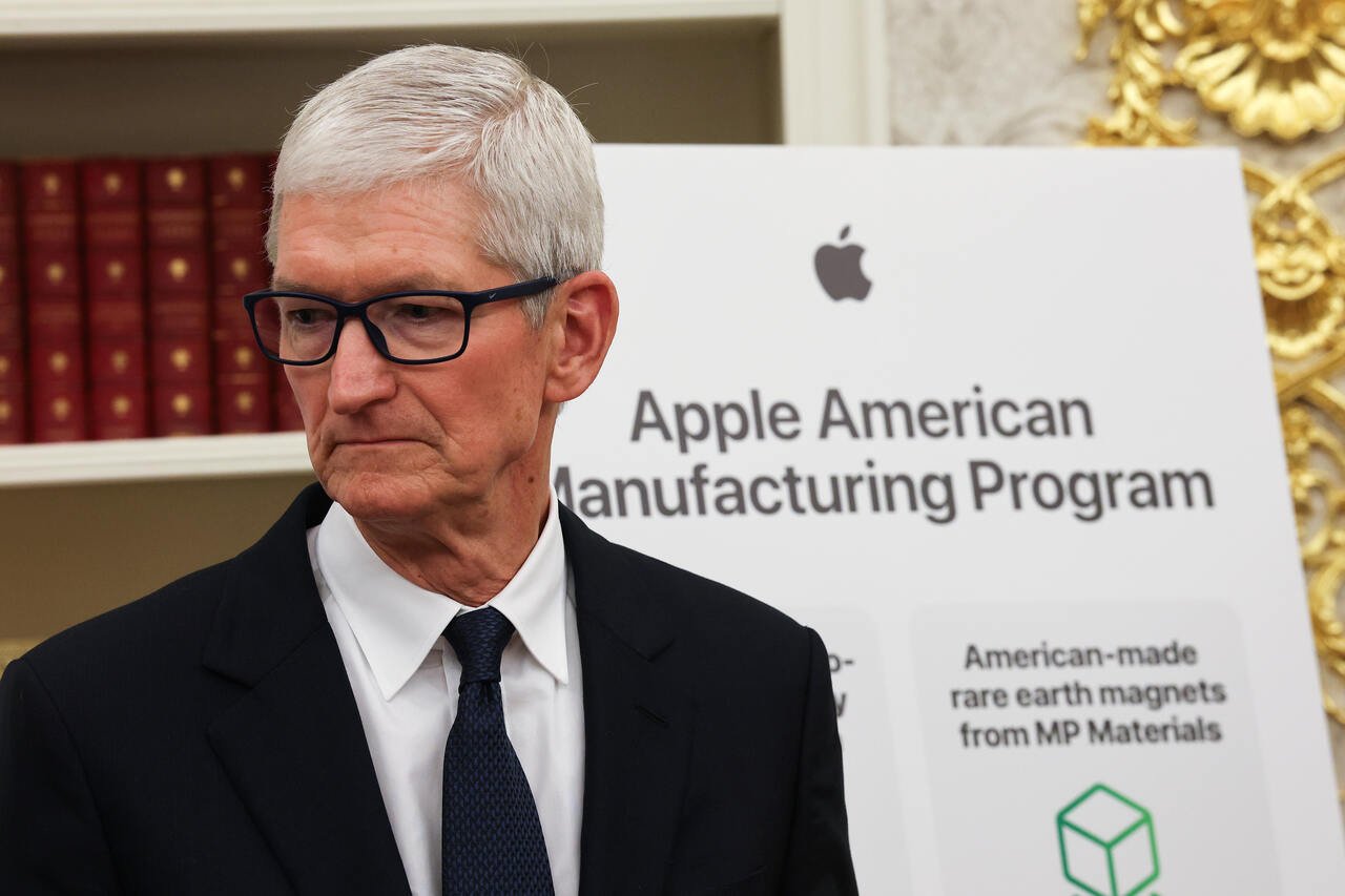 tim cook iphone 17