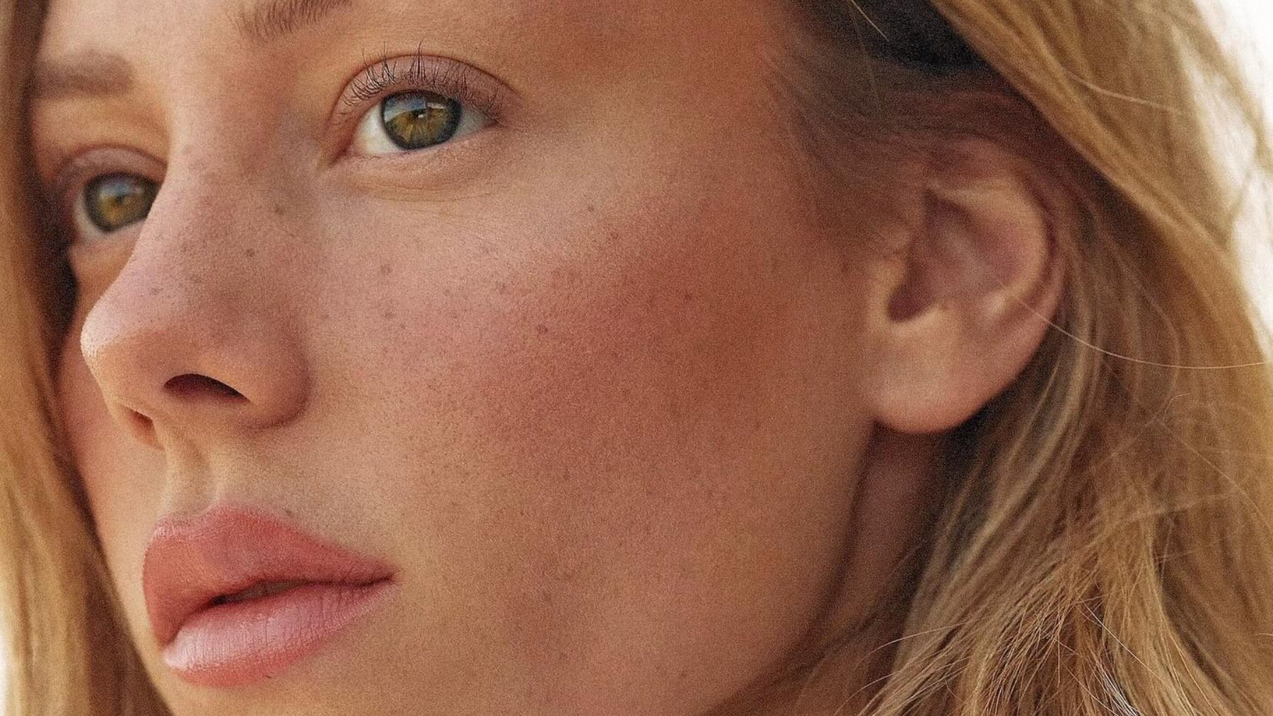 Las 3 normas que debes aplicar a tu maquillaje para mantener el bronceado de tu piel