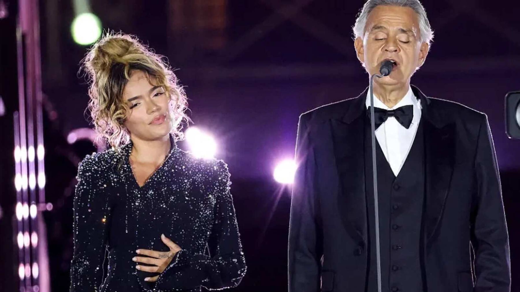 Karol G cantando con Andrea Bocelli