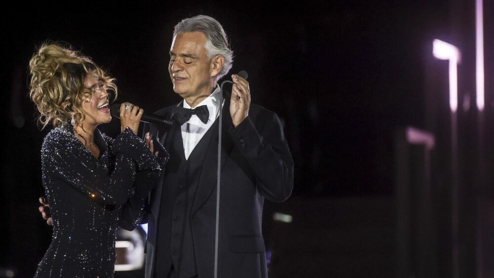 Karol G y Andrea Bocelli cantando
