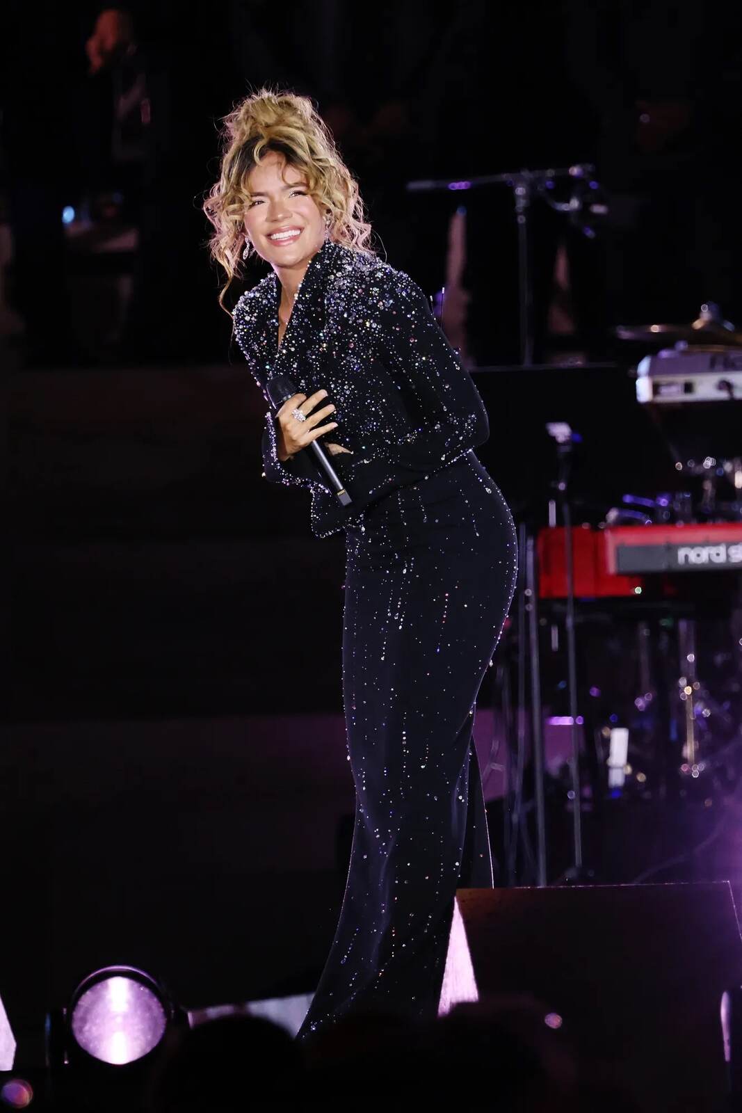 Karol G cantando en El Vaticano