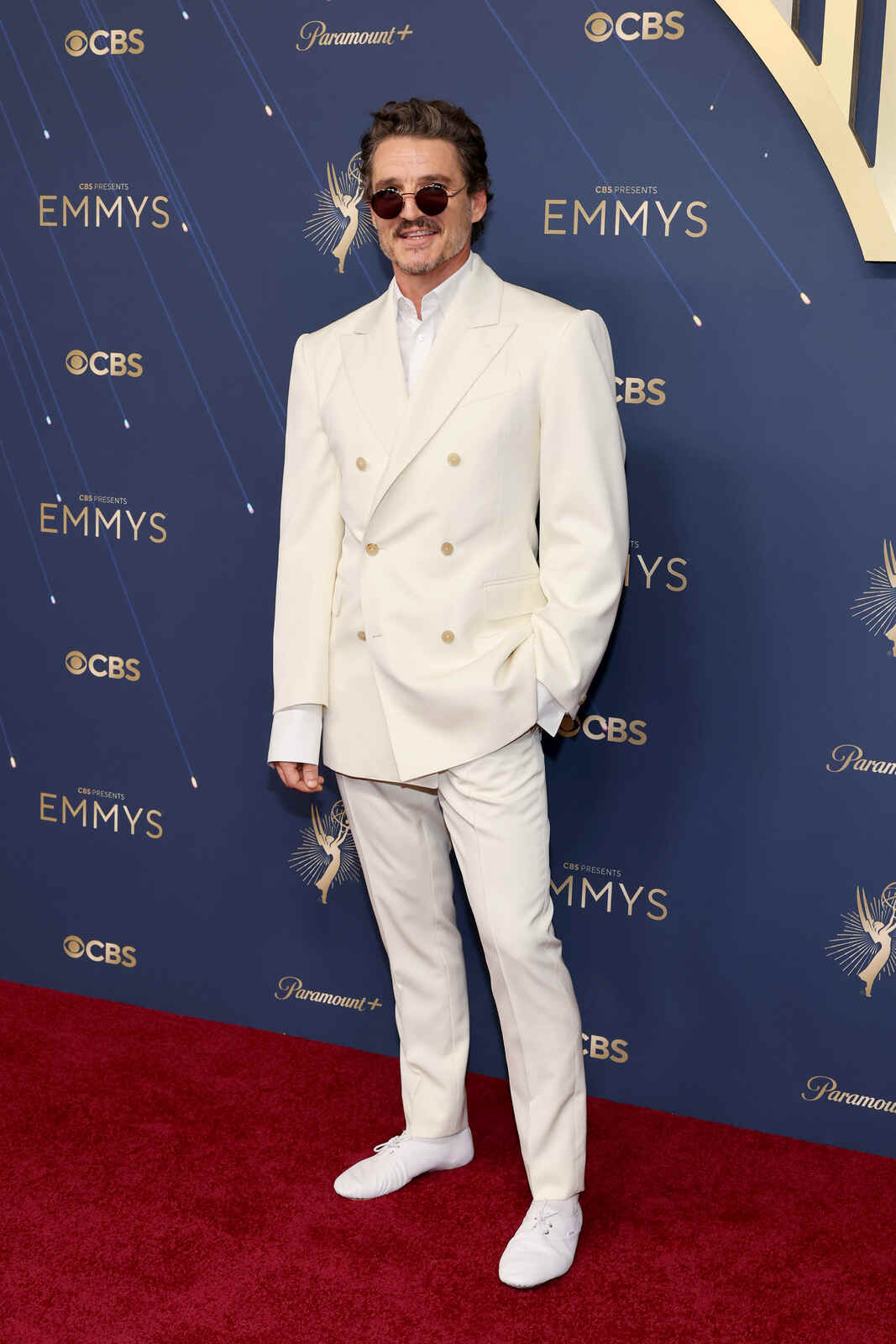 Pedro Pascal de blanco en los Premios Emmy