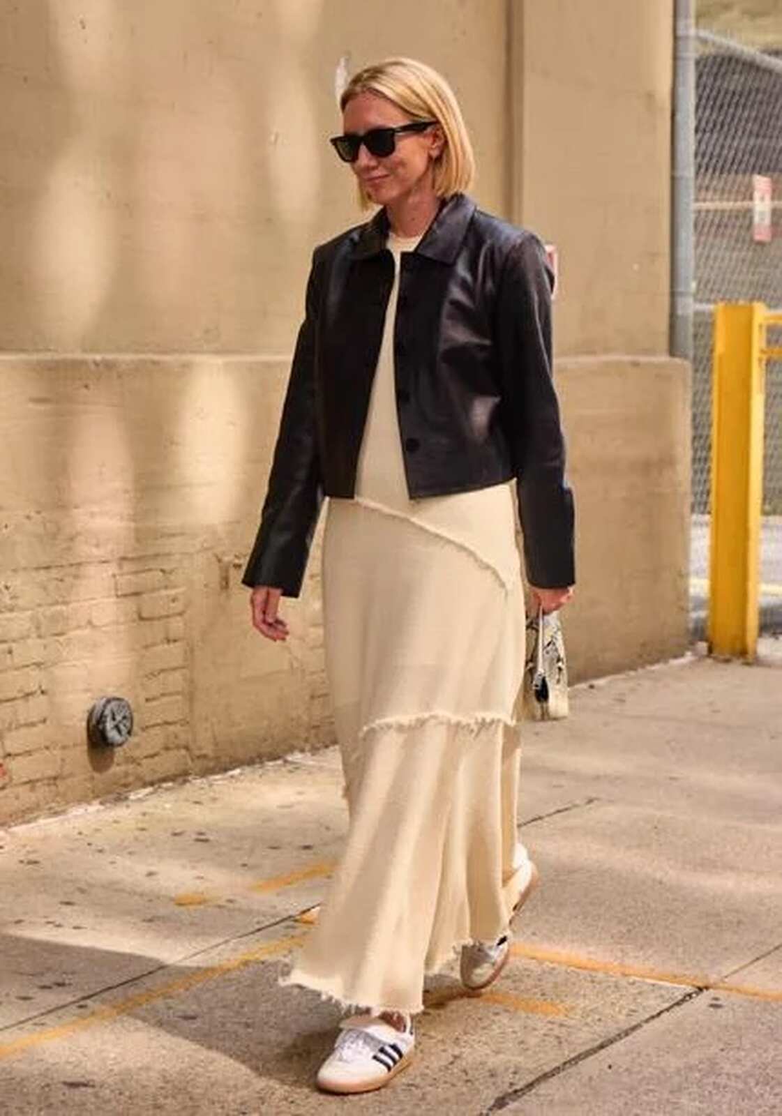 Mujer con zapatillas de pelo
