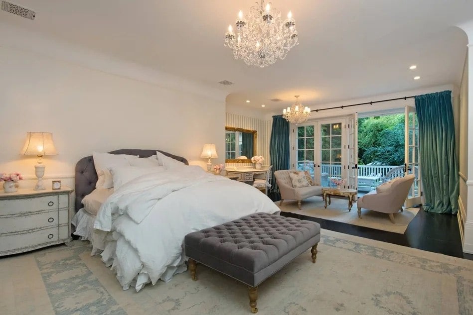 Habitación amplia de la mansión de Jennifer Lawrence