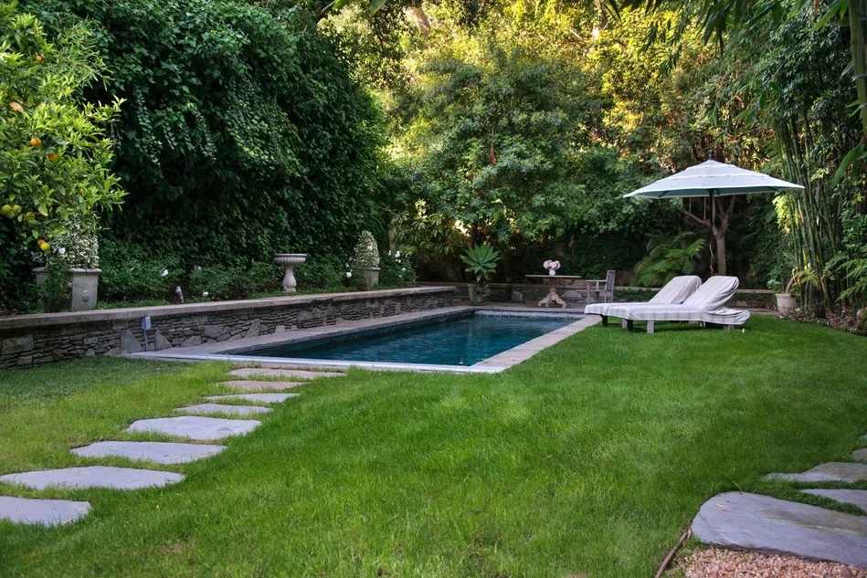 Piscina trasera de la casa de Beverly Hills