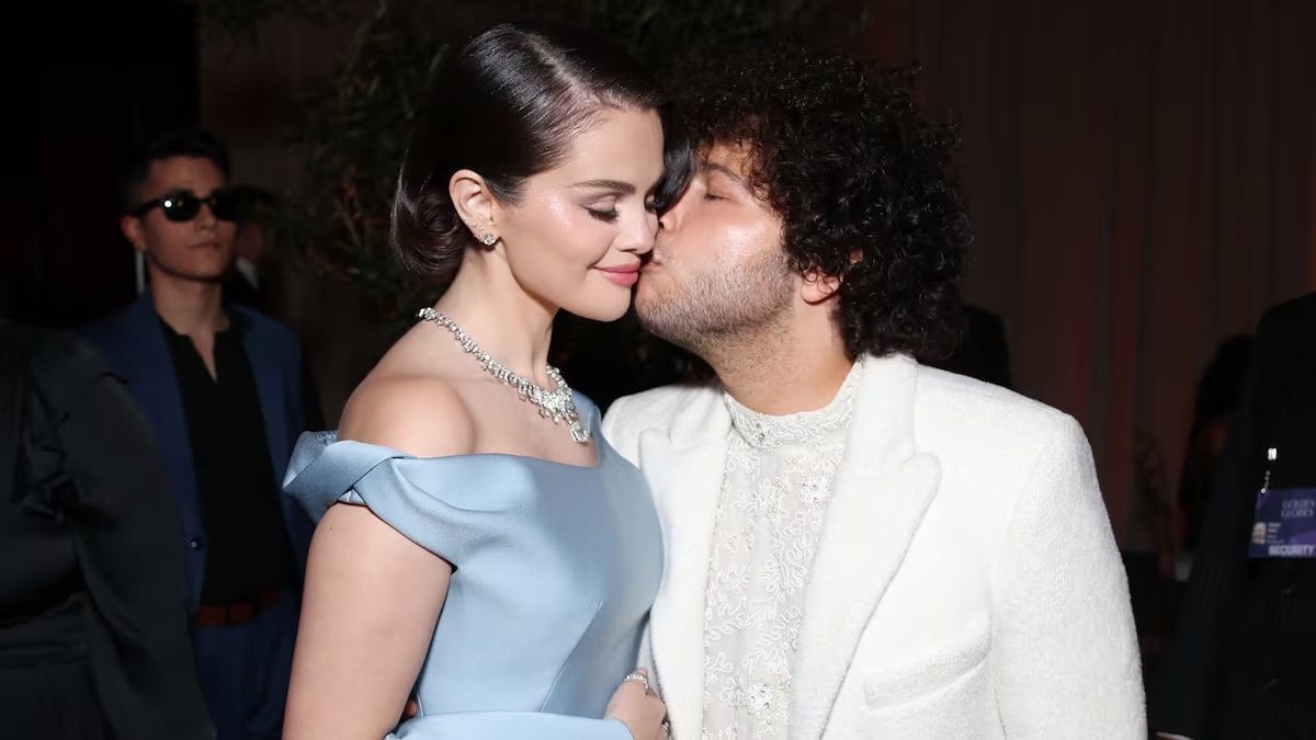 Benny Blanco y Selena Gómez besándose