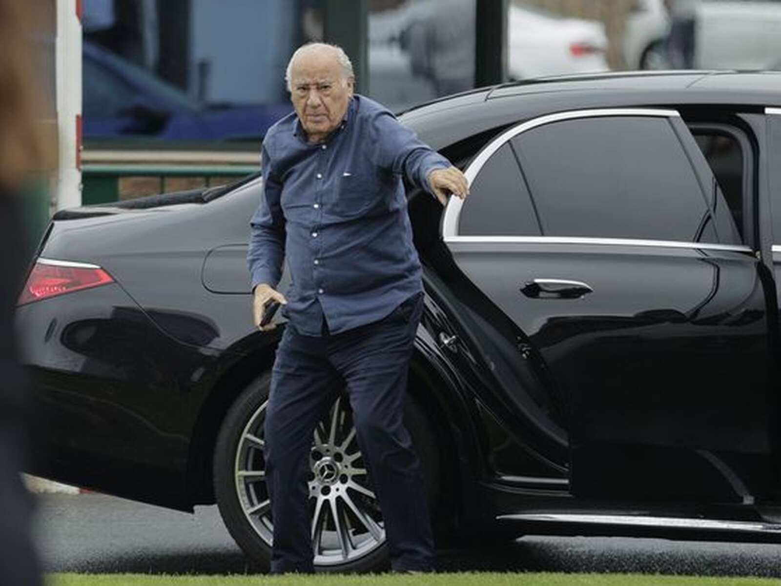 Amancio Ortega bajando de un coche