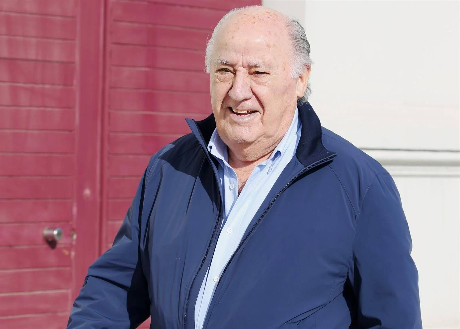 Amancio Ortega paseando