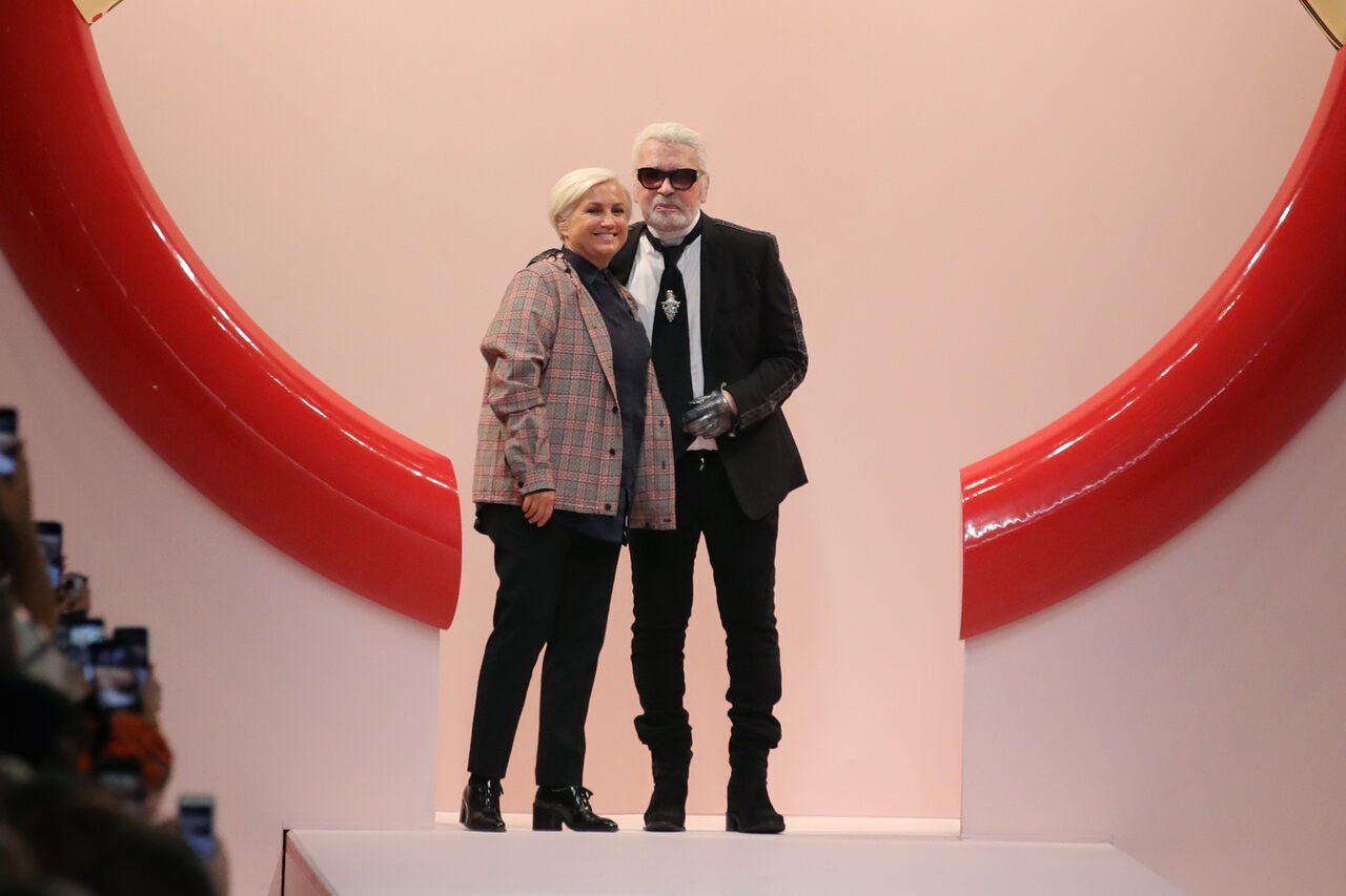 Karl Lagerfeld y Silvia Venturini en un desfile