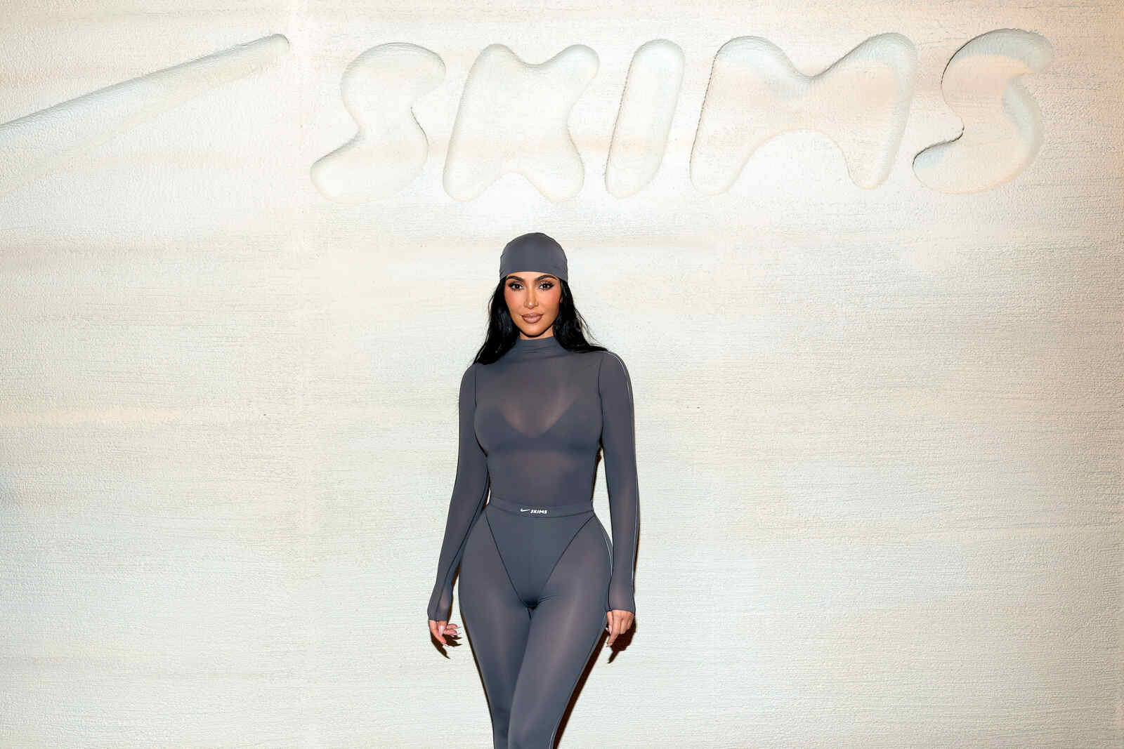 Kim Kardashian posando para Skims