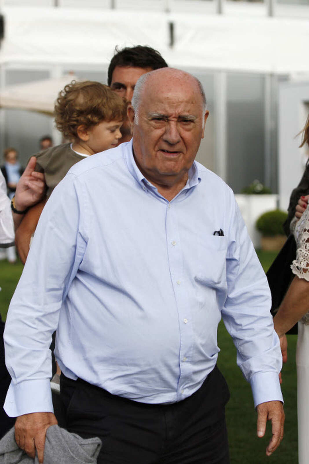 Amancio Ortega paseando con su familia