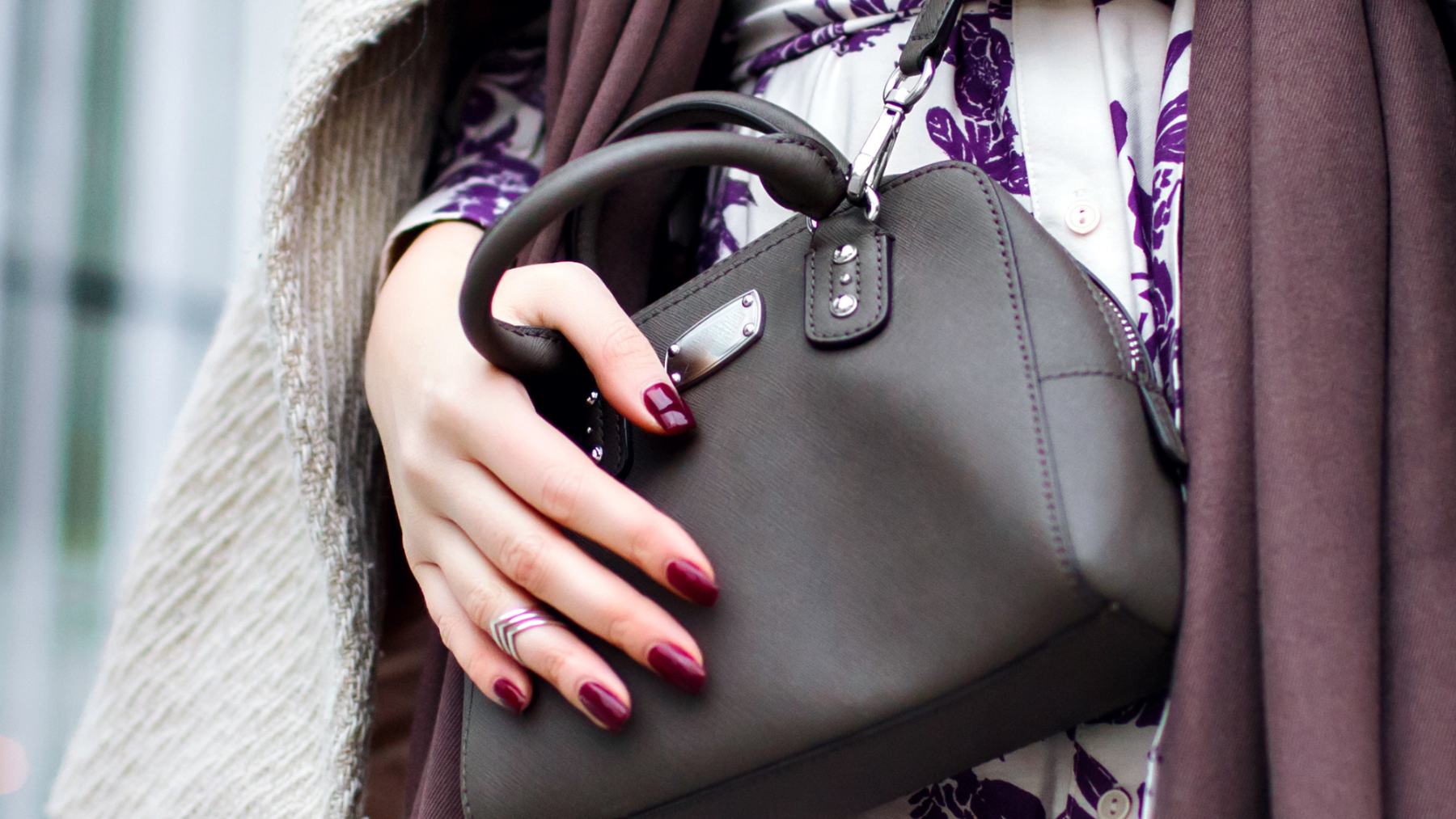 Uñas ‘black cherry’, la manicura más pedida en lo que llevamos de otoño