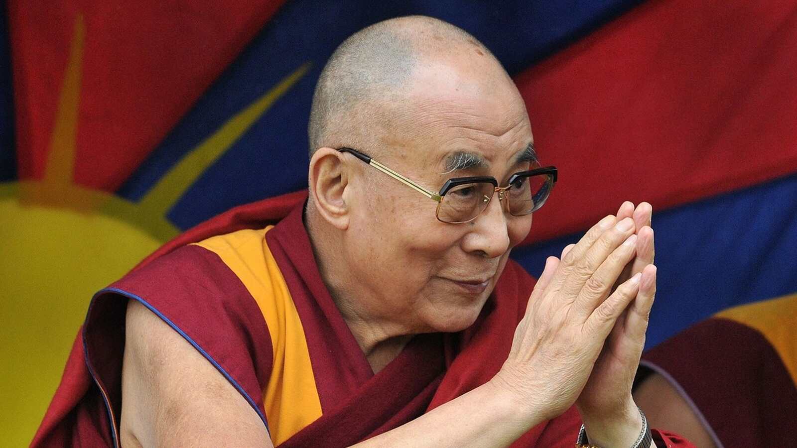 El Dalái Lama rezando