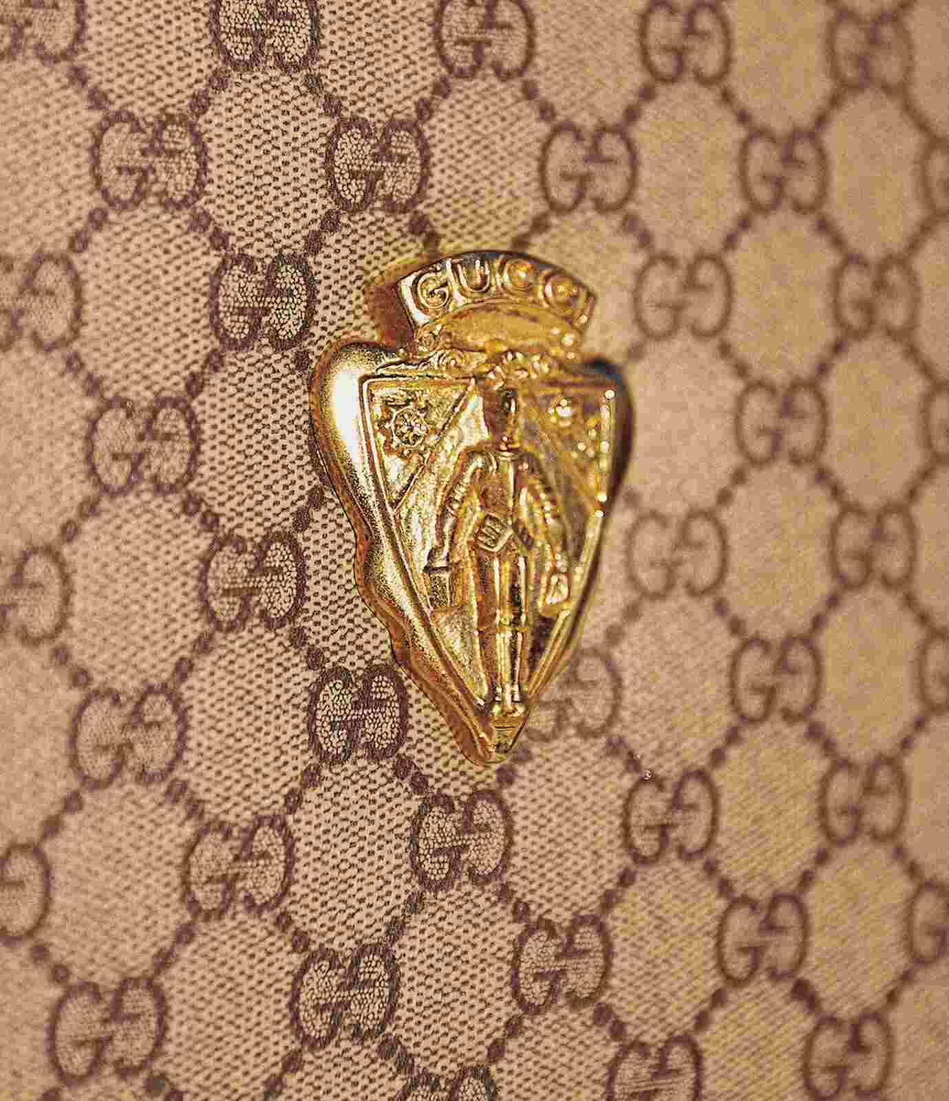 Logo de Gucci en el Cadillac