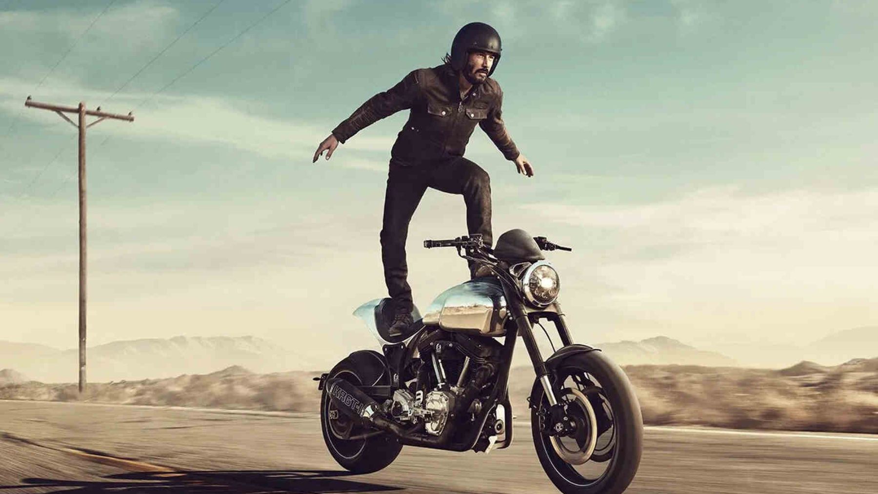 Keanu Reeves encima de una moto en la carretera