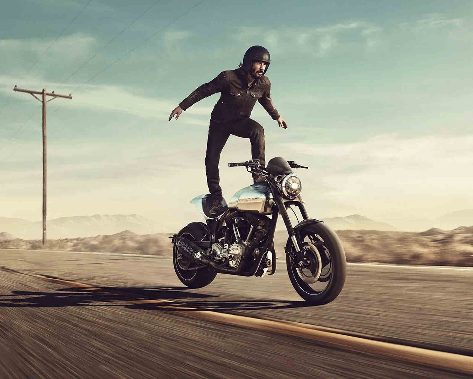 Keanu Reeves encima de una de sus motos