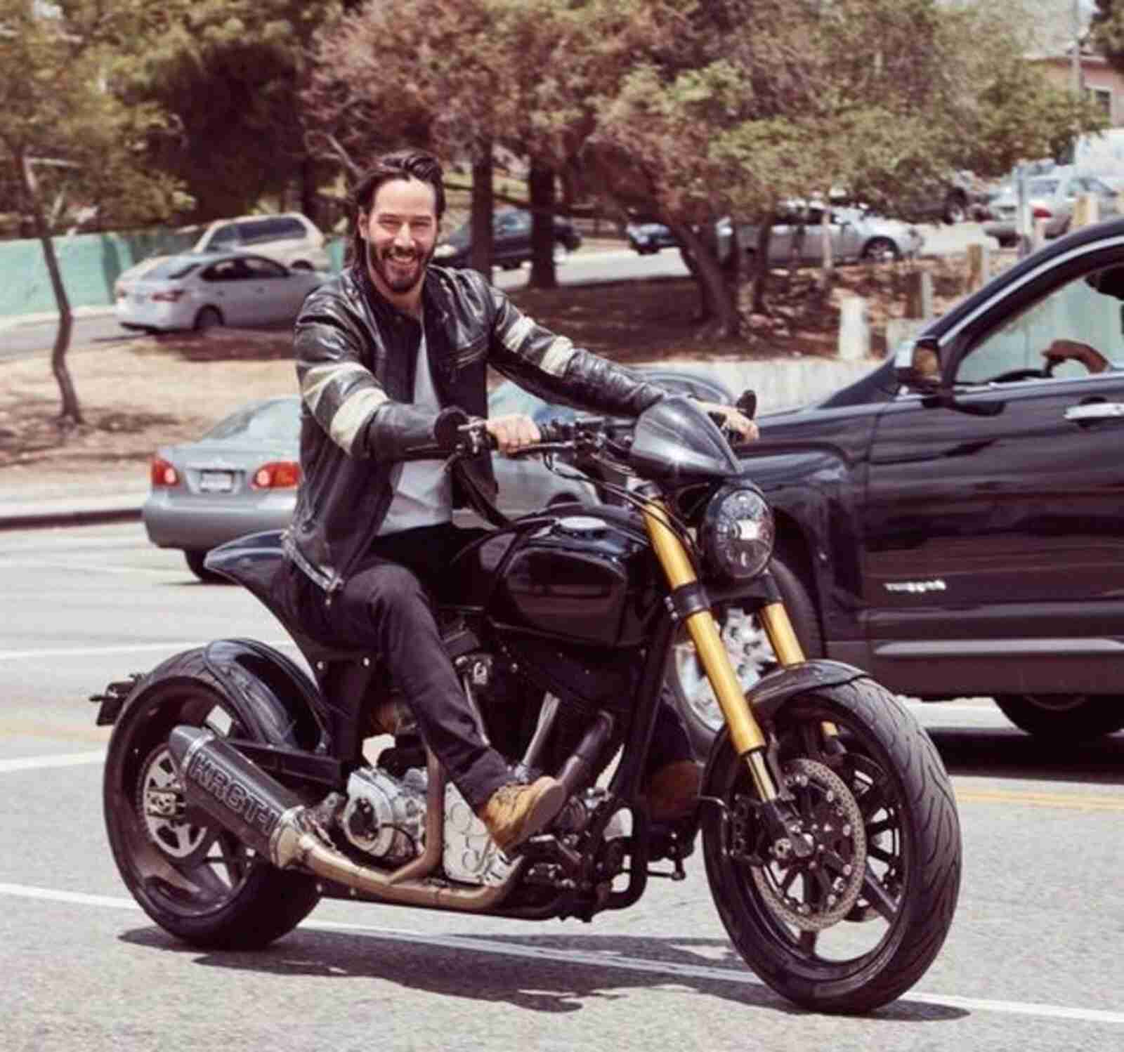 El actor con una de sus motos