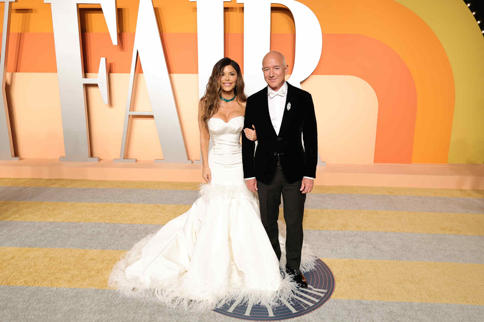 Jezz Bezos y Lauren Sánchez con un diamante