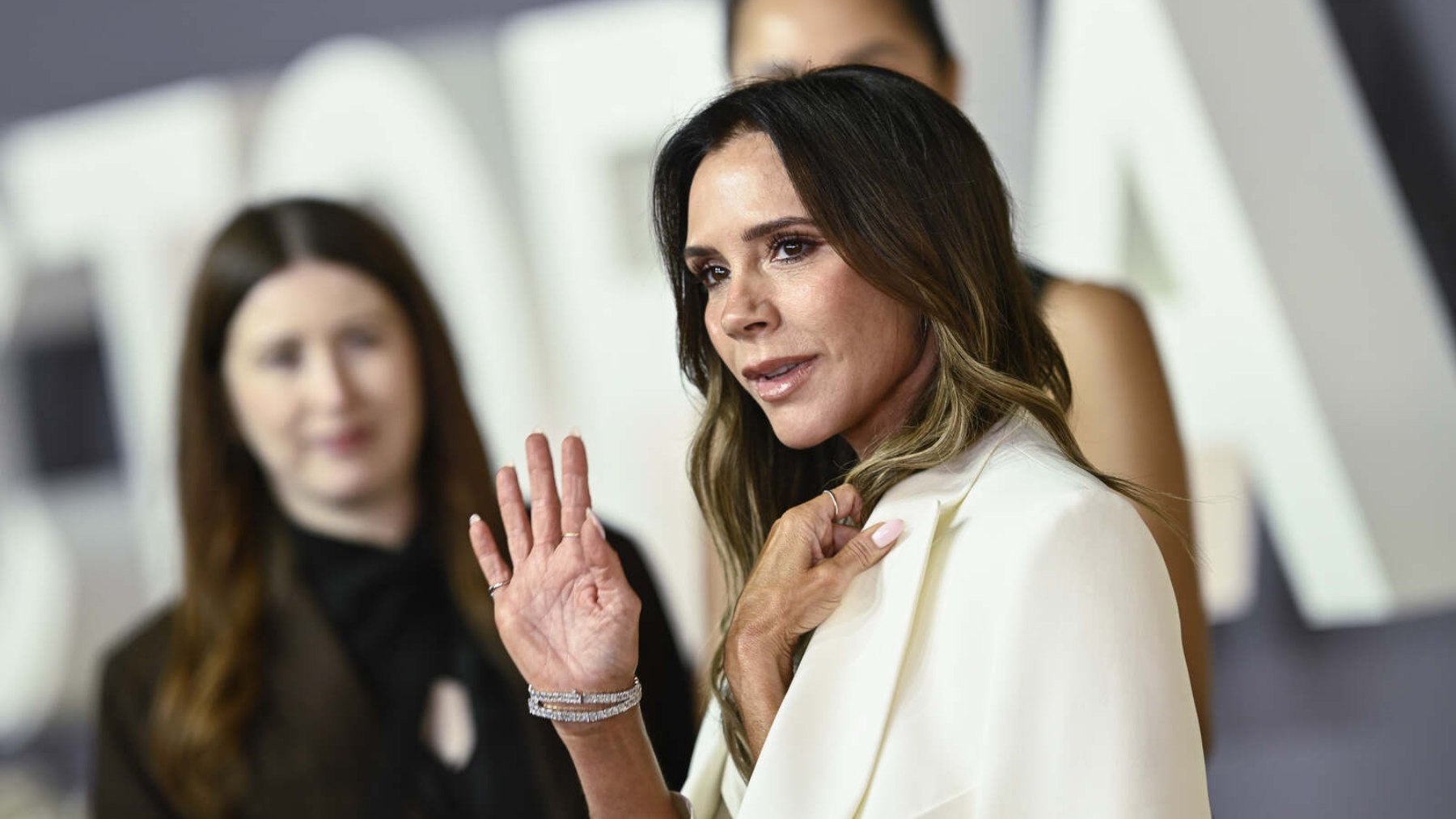 Victoria Beckham saludando en un photocall
