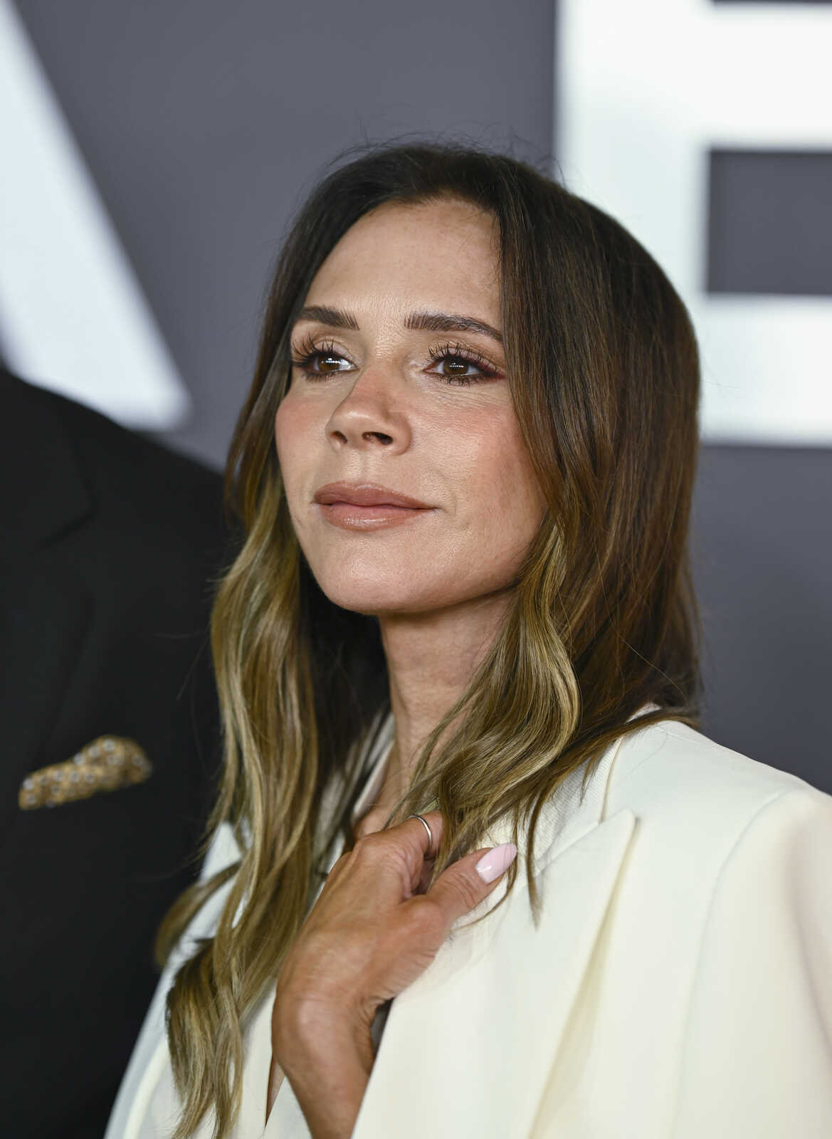 Victoria Beckham posando