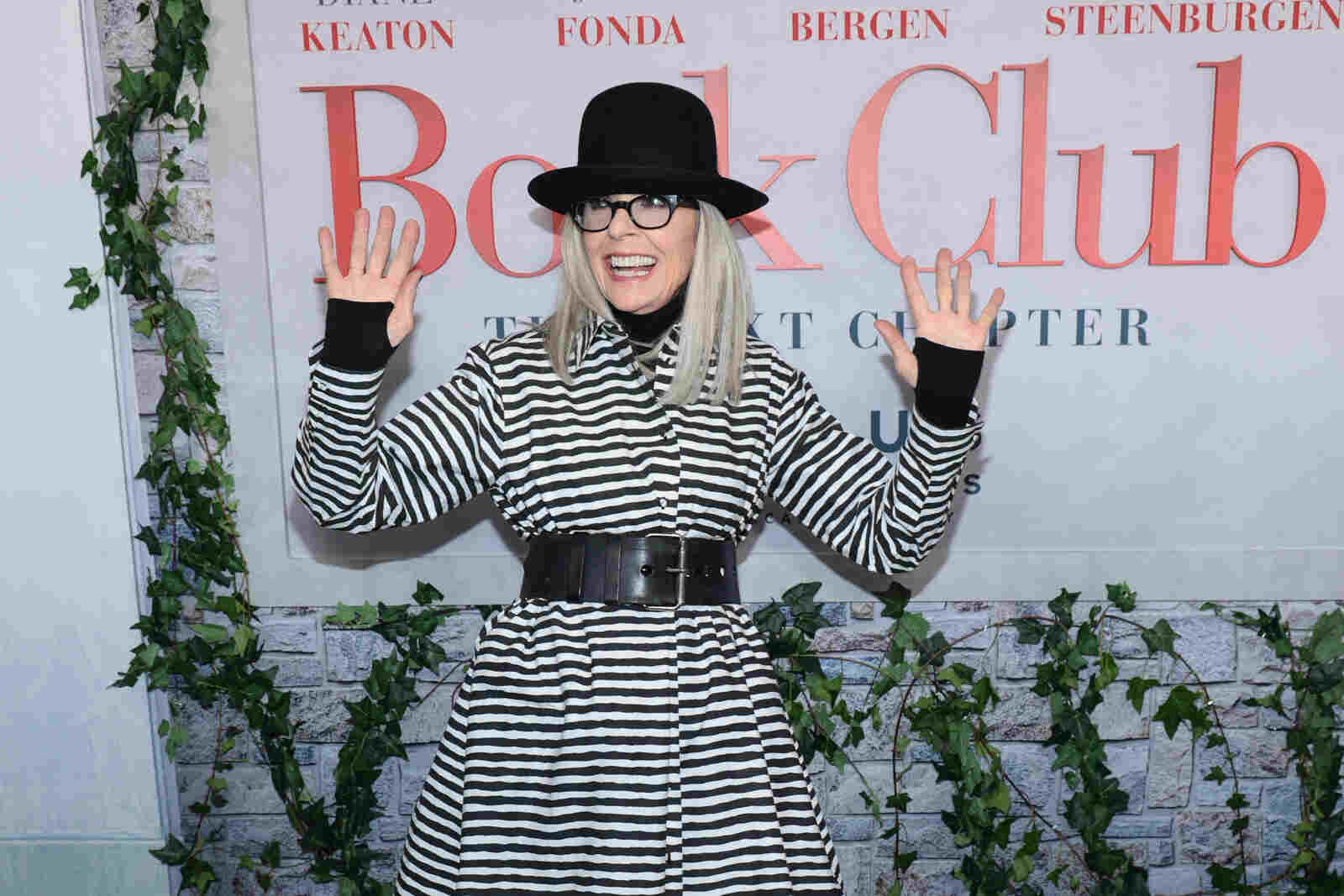 Diane Keaton saludando