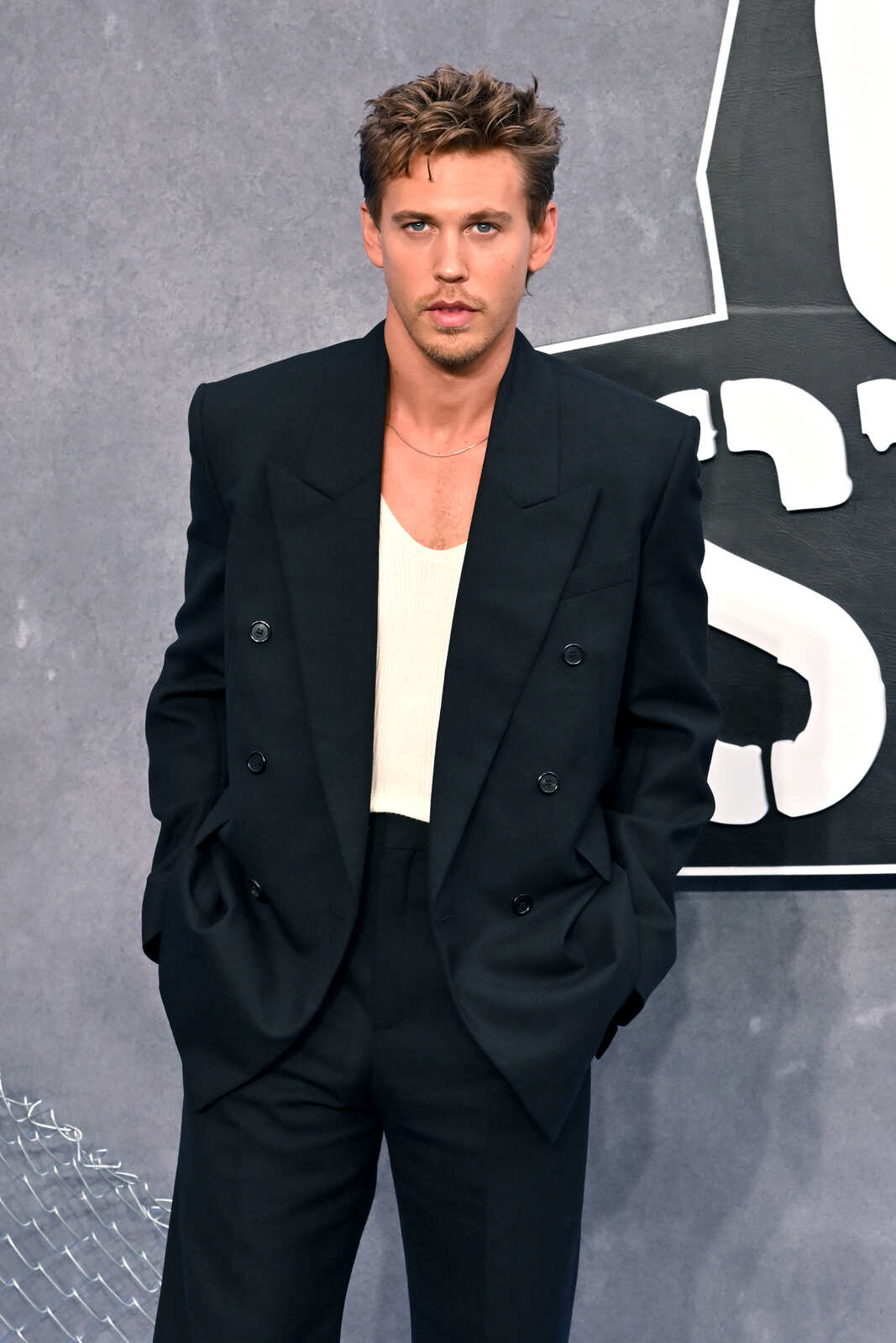 Austin Butler posando